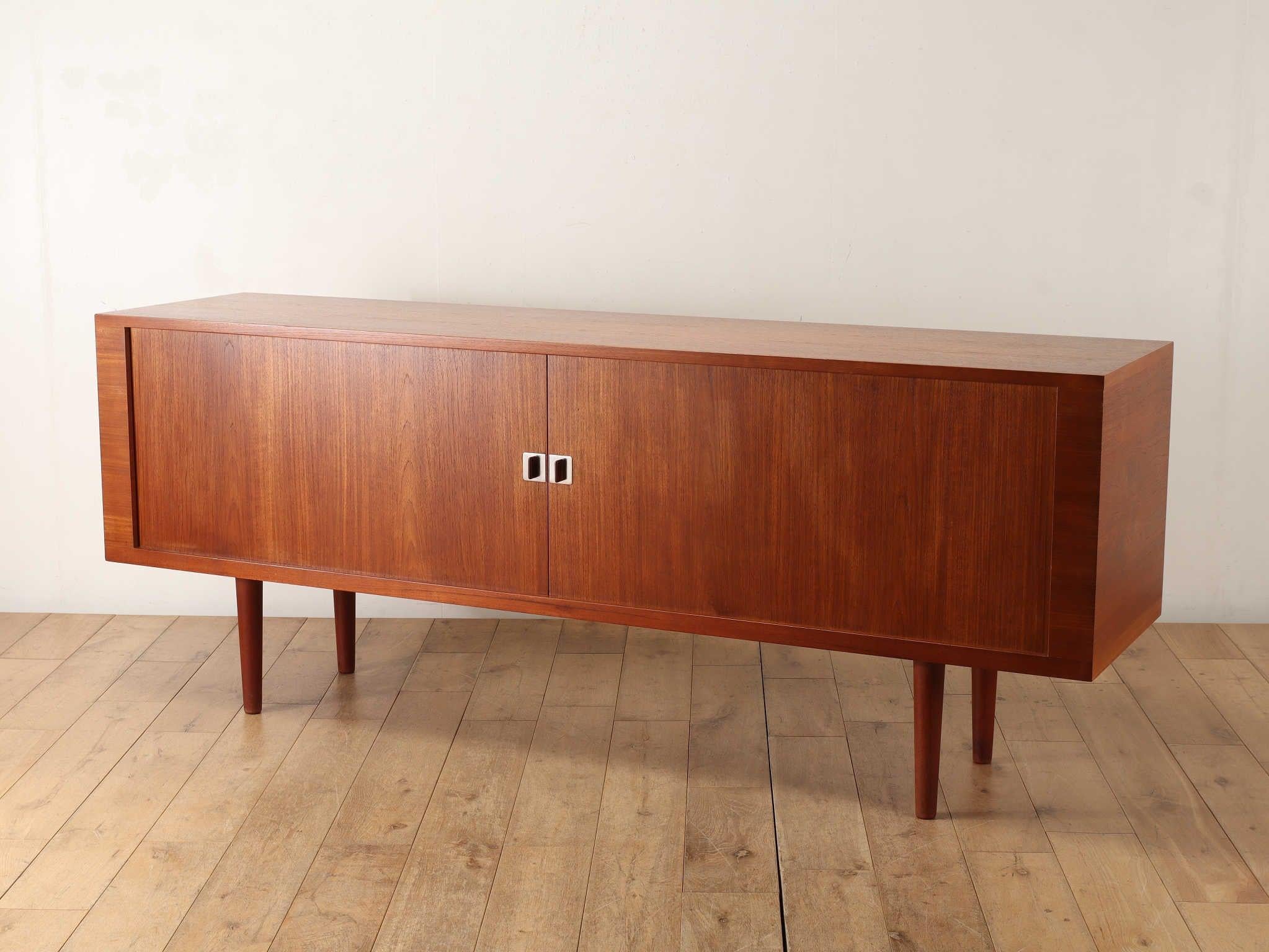 RY 25 sideboard in teak by Hans J. Wegner 2