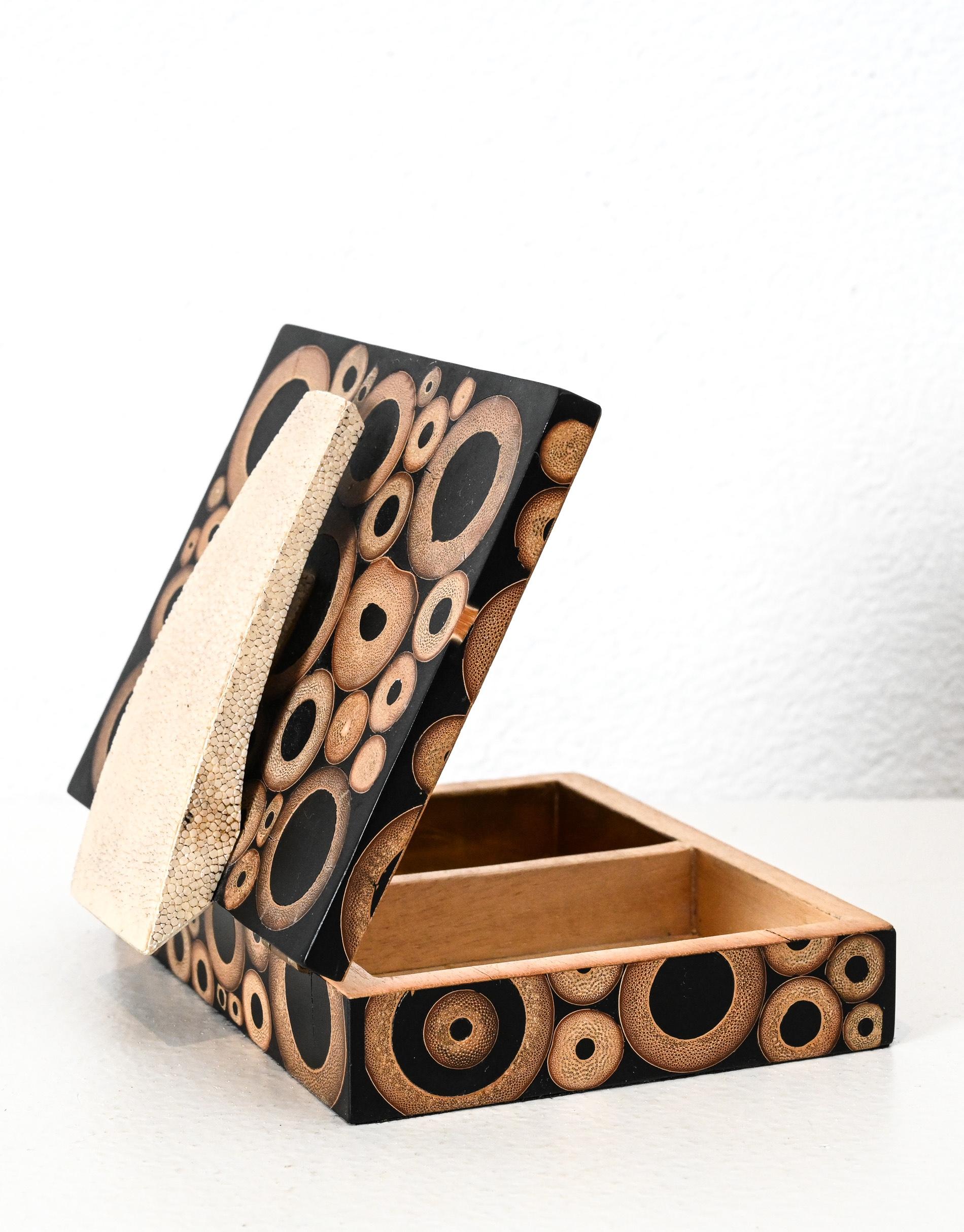 kleine Schachtel im Art-déco-Stil von R&Y Augousti

mit eingelegter Bambusimitat-Dekoration

Einzelhändler Label auf der Unterseite

Paris Frankreich

um 1990

R&Y Augousti wurde 1989 von dem Ehepaar Ria und Yiouri Augousti gegründet. Ihr