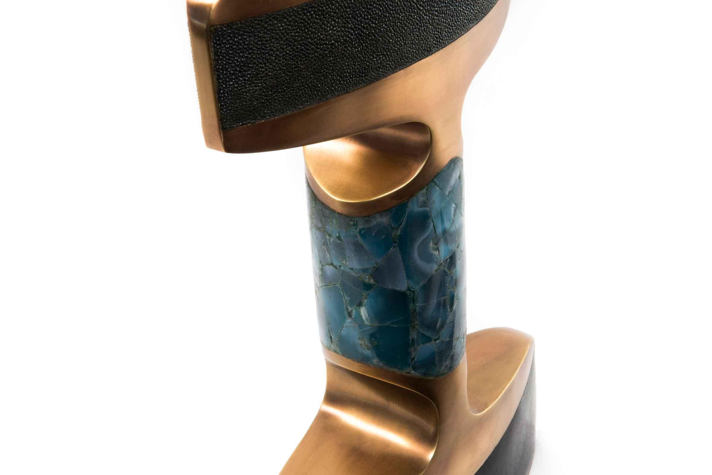 Fait main Lampe de bureau Carmen en galuchat, coquille de galuchat, agate et bronze-patina laiton par R&Y Augousti  en vente