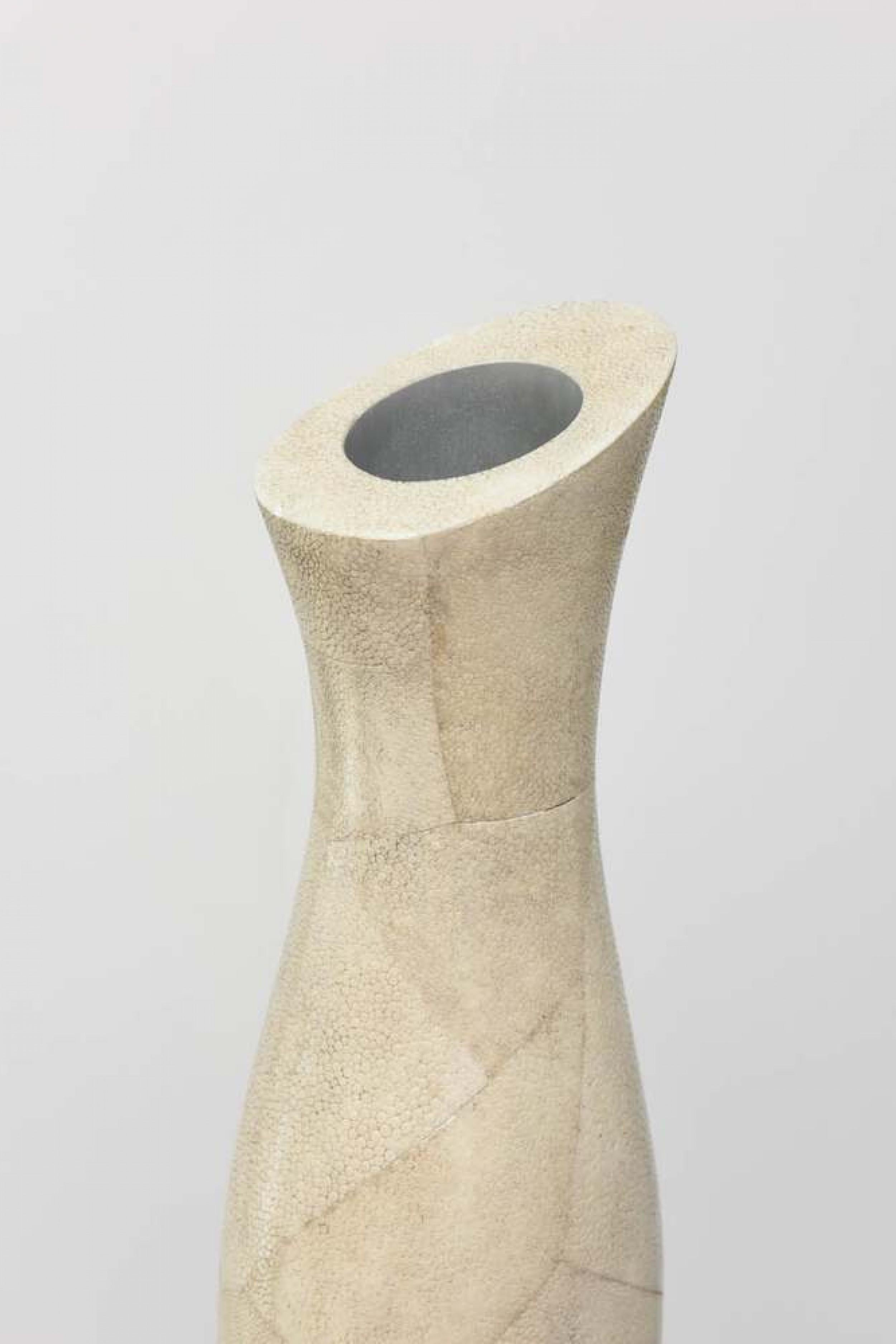 Große skulpturale Vase der kontinentalen Moderne aus der Jahrhundertmitte in beigefarbenem Chagrin. (R&Y AUGOUSTI)
