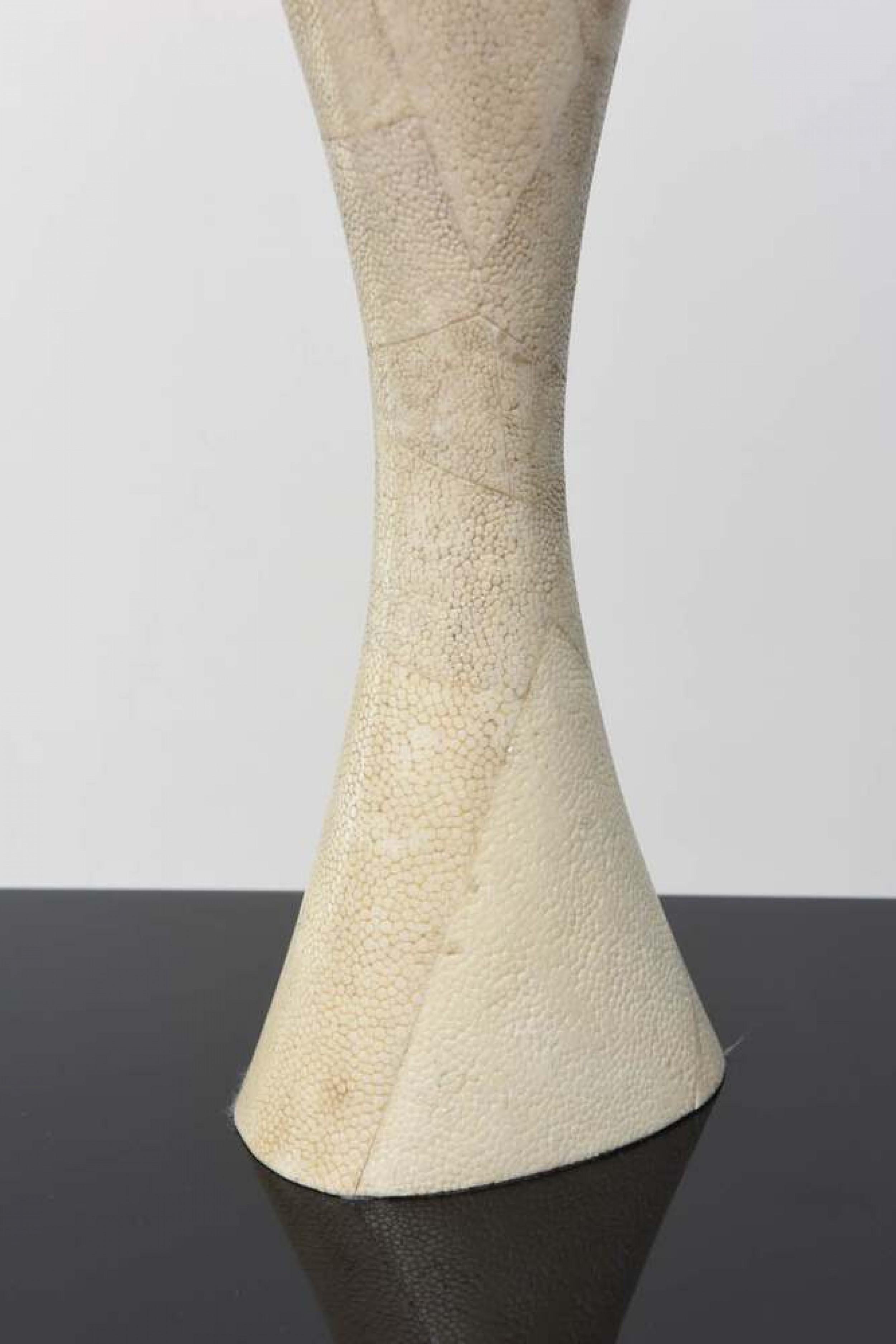 R&Y Augousti, Große kontinentale moderne Chagrin-Vase, Mitte des Jahrhunderts (Moderne der Mitte des Jahrhunderts) im Angebot