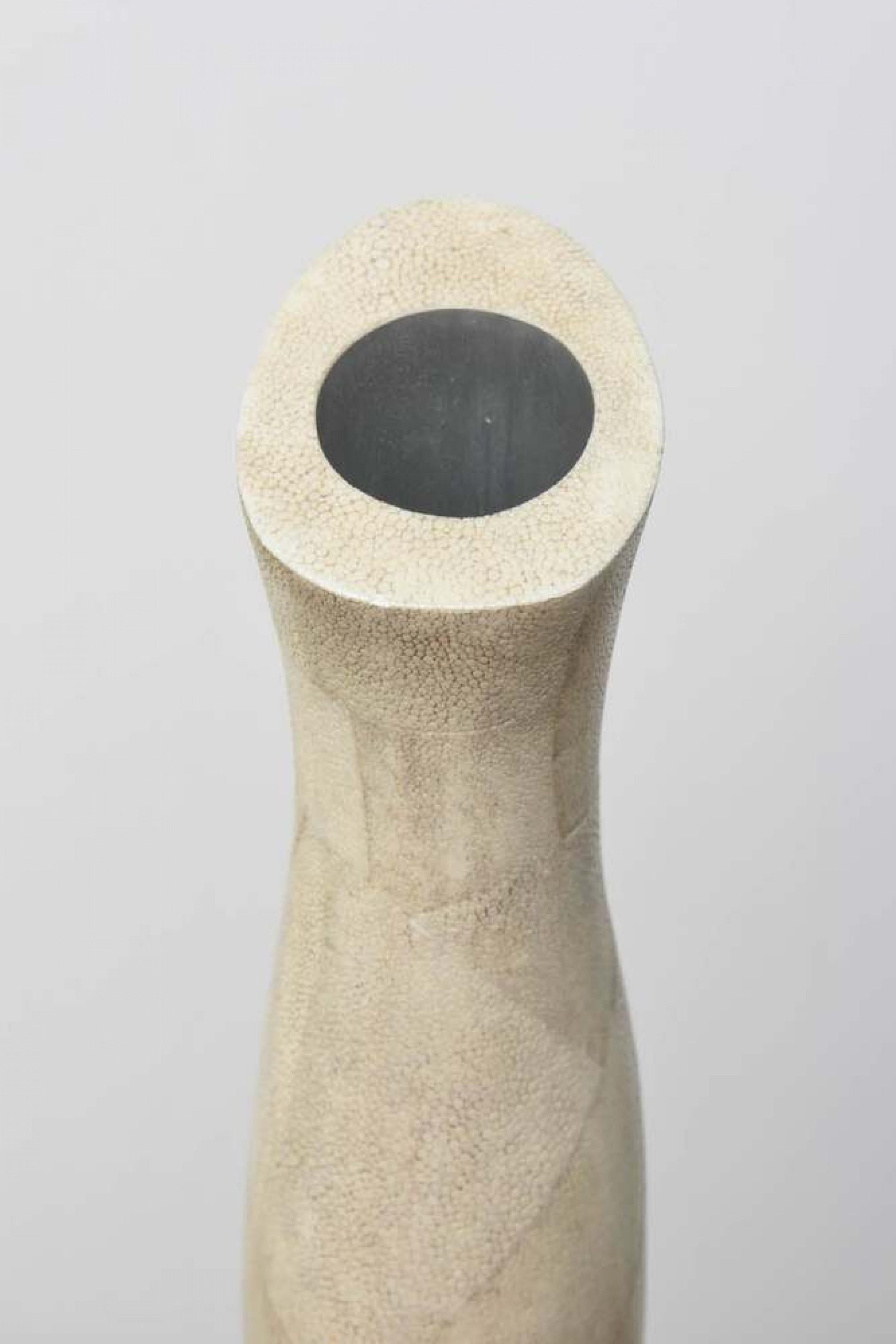 R&Y Augousti, Große kontinentale moderne Chagrin-Vase, Mitte des Jahrhunderts im Angebot 3