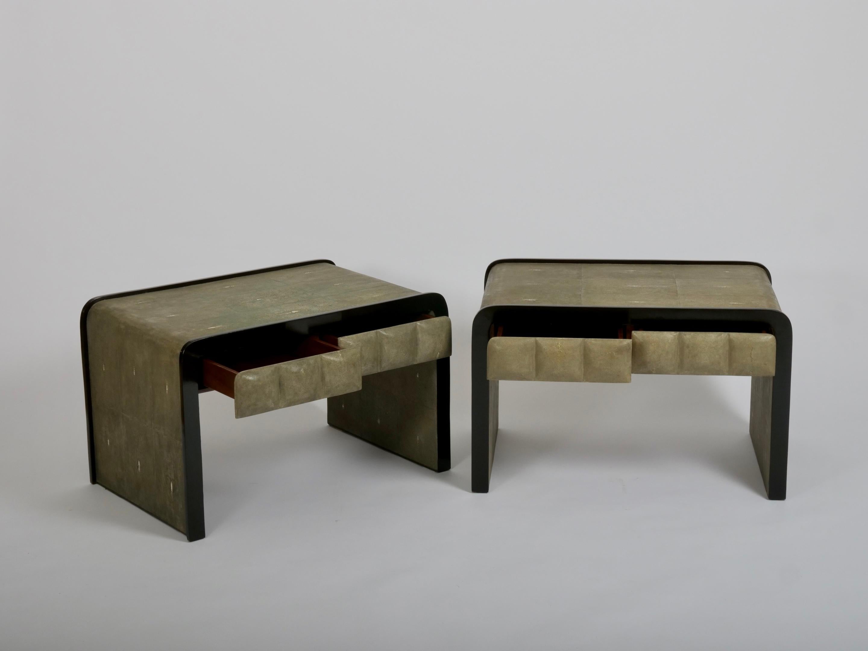 Francese R&Y Augousti coppia di armadietti o comodini in Greene & Greene in vendita