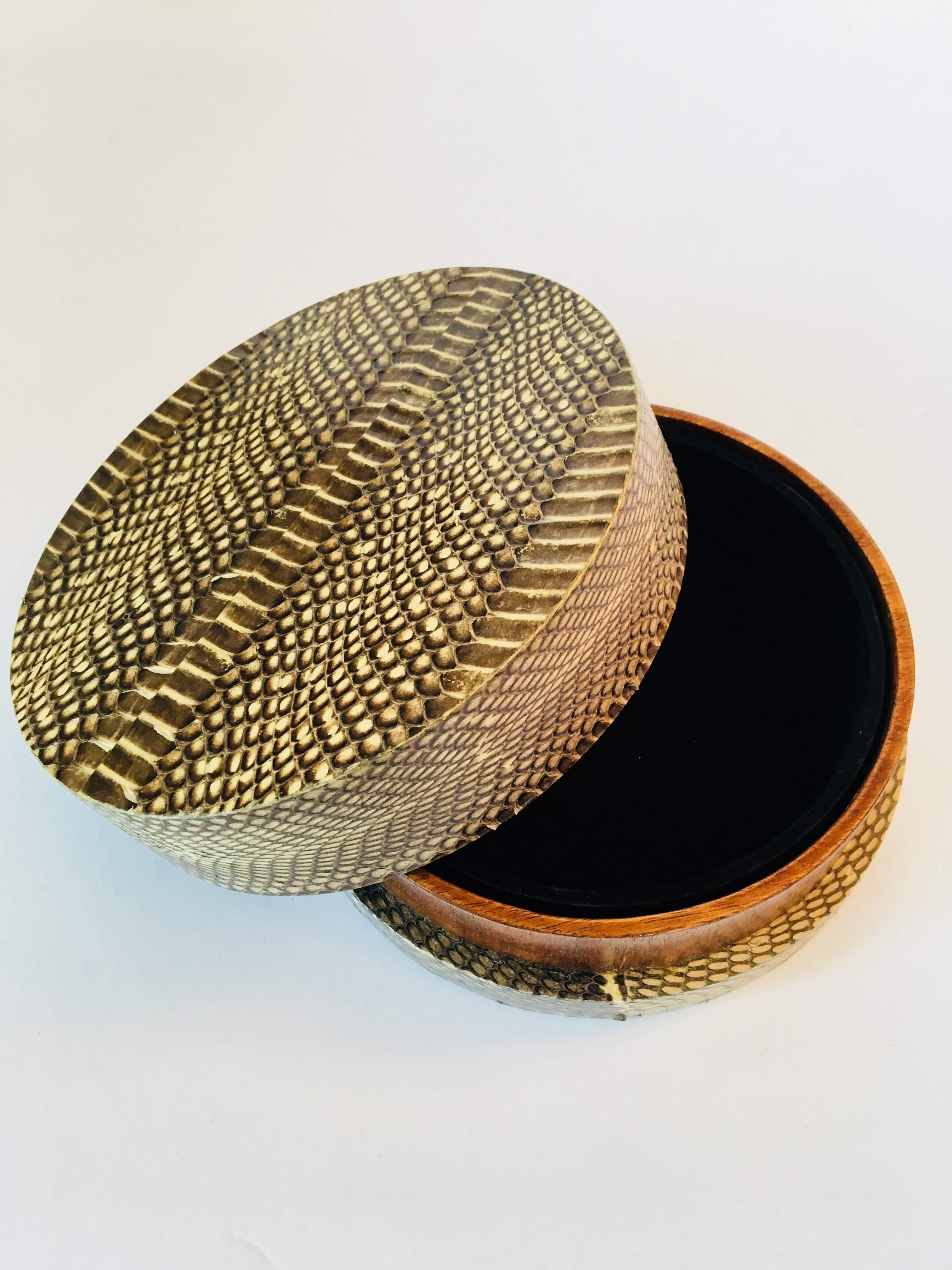 R&Y Augousti Round Python Box 1