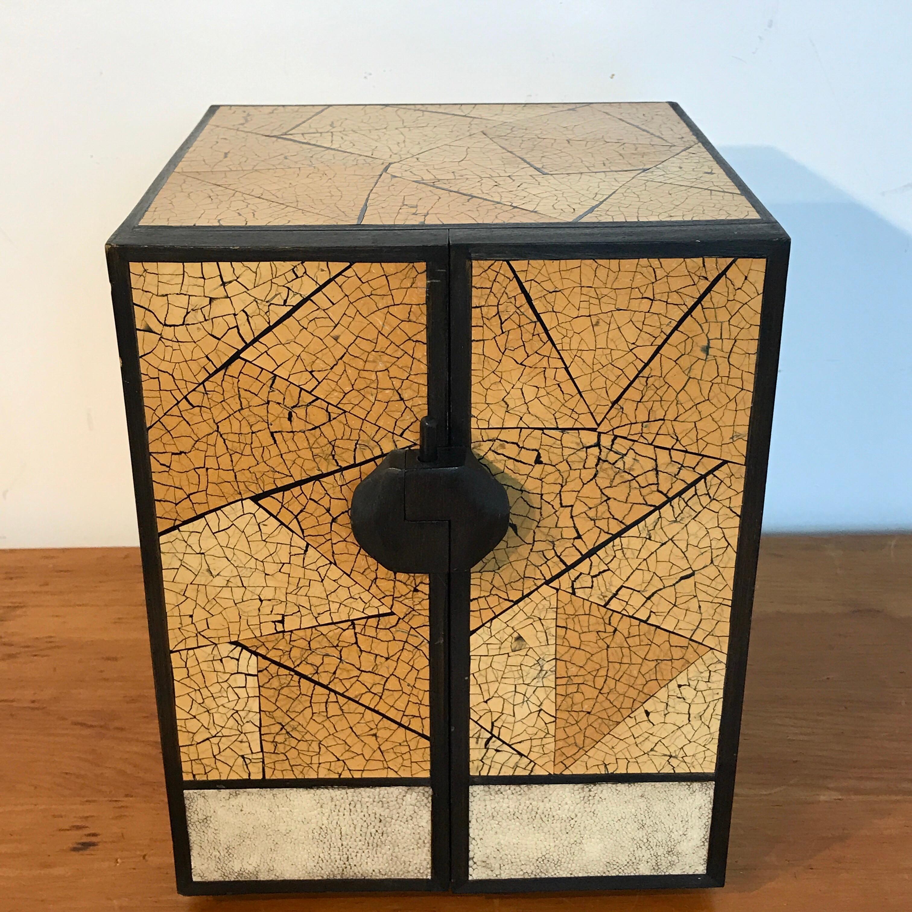 Joyero R&Y Augousti, París Shagreen y Lacado 
París, hacia la década de 1990

Este exquisito joyero de piel de zapa y lacado R&Y Augousti, fabricado en París hacia la década de 1990, es un impresionante ejemplo de sofisticado diseño moderno y