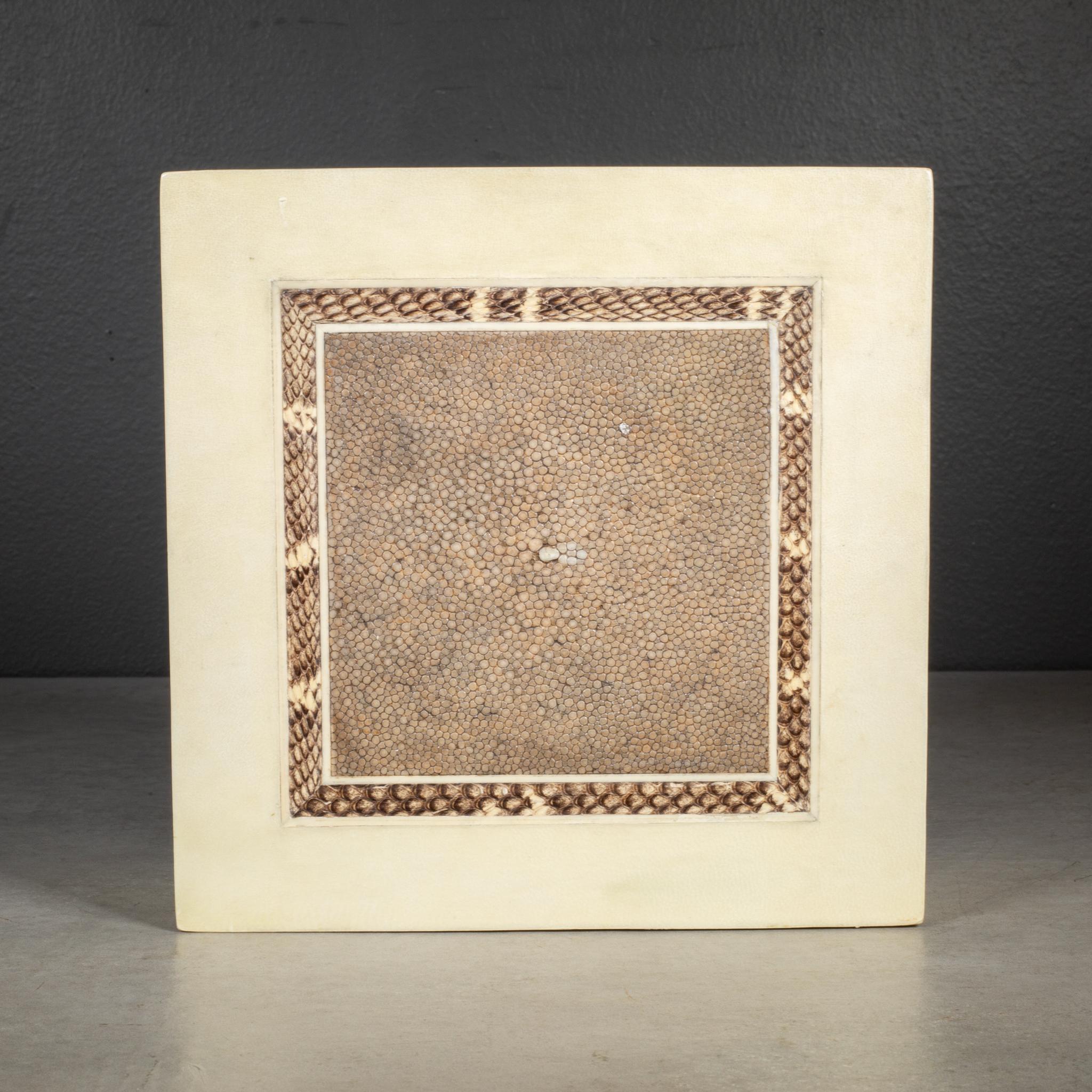 À PROPOS DE

Boîte décorative originale en bois de R&Y Augousti avec du galuchat entouré d'une incrustation de peau de serpent. Insert doublé de velours. 

Acquis auprès de la succession John Traina. M. Traina était un philanthrope de San Francisco,