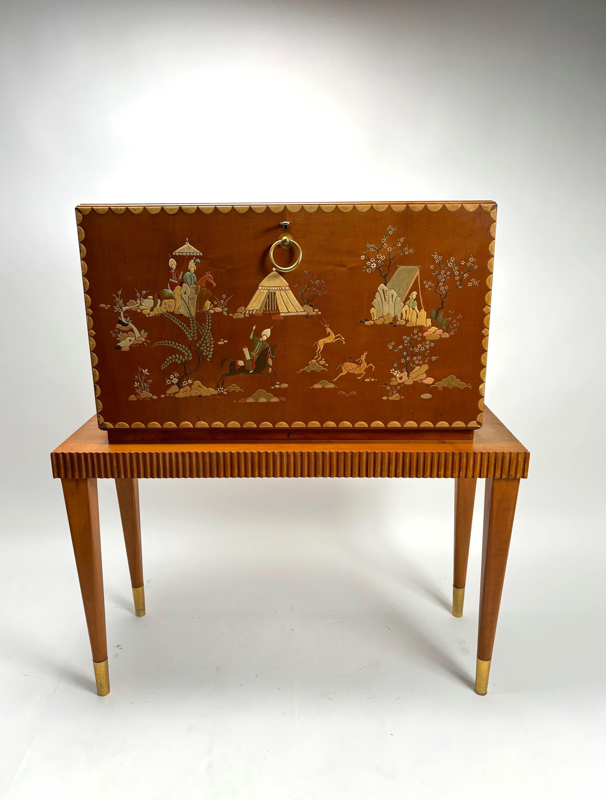 Rare and elegant cabinet / Dry Bar in wood and brass made in the style of Paolo Buffa.
The bar, made in Italy in the 50s, has a cabinet with an opening door, inside mirrored glass and doors to house glasses and bottles, as well as three convenient