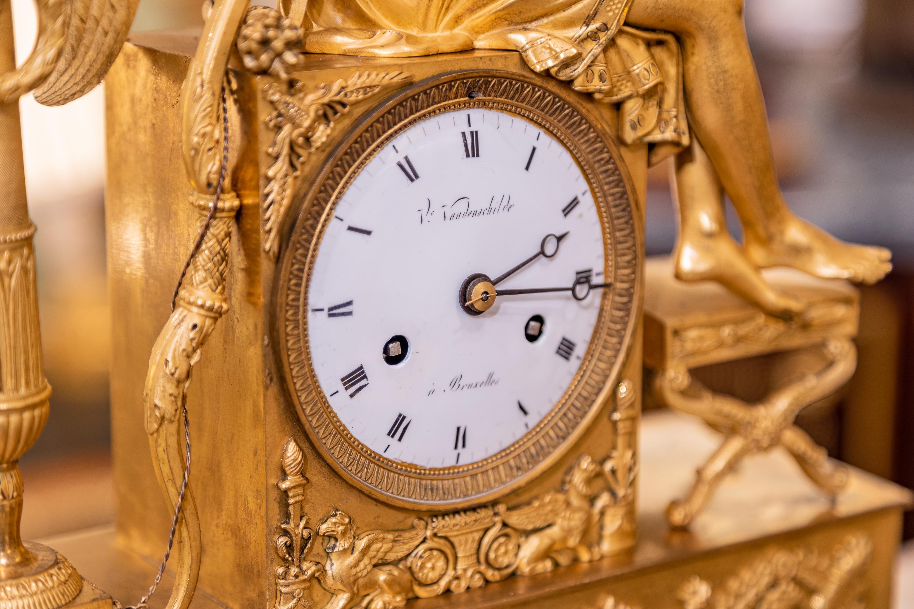 Feine vergoldete Bronzeuhr aus dem französischen Empire des späten 18. Jahrhunderts. Unterzeichnet  (Französisch) im Angebot