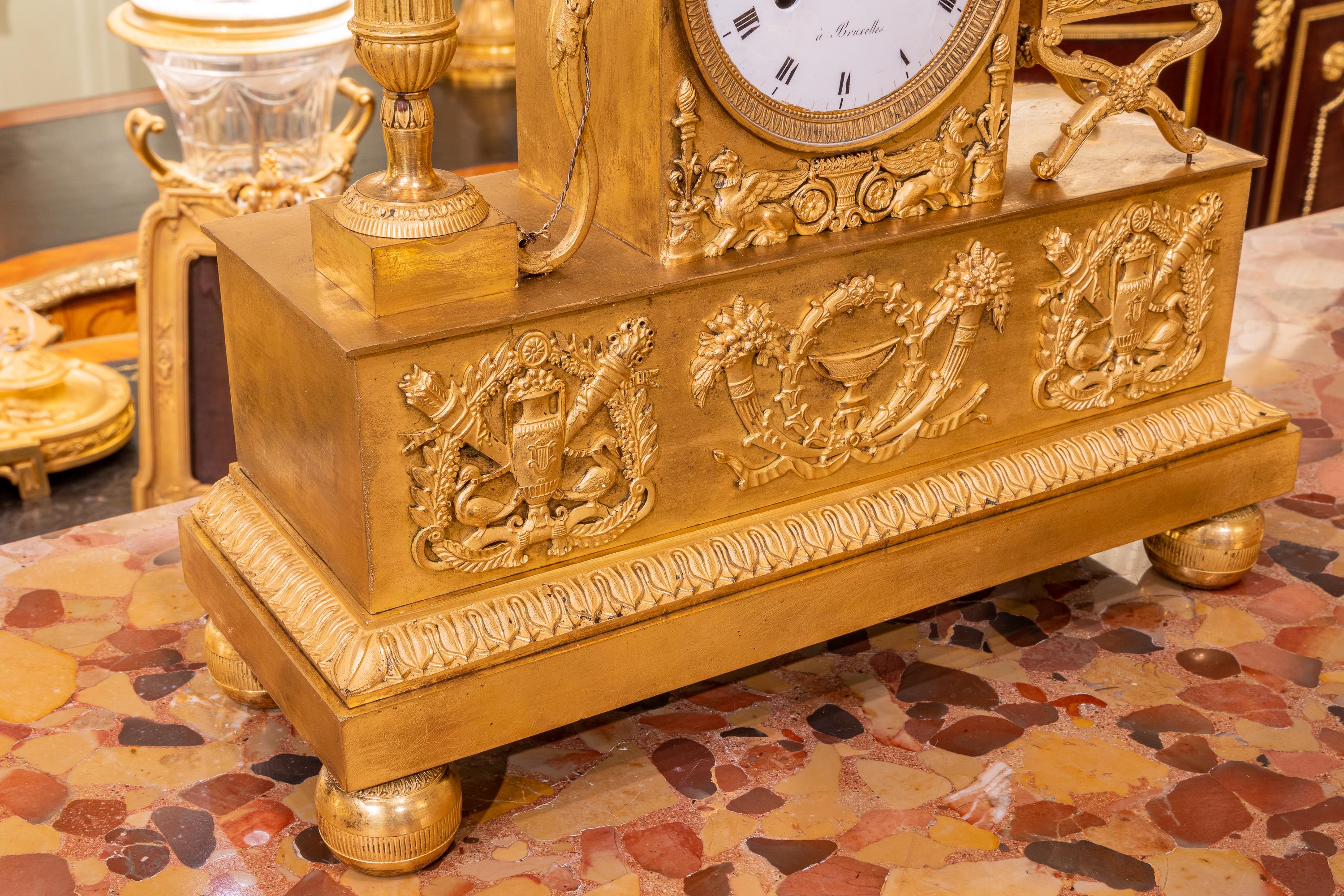 Feine vergoldete Bronzeuhr aus dem französischen Empire des späten 18. Jahrhunderts. Unterzeichnet  (Vergoldet) im Angebot