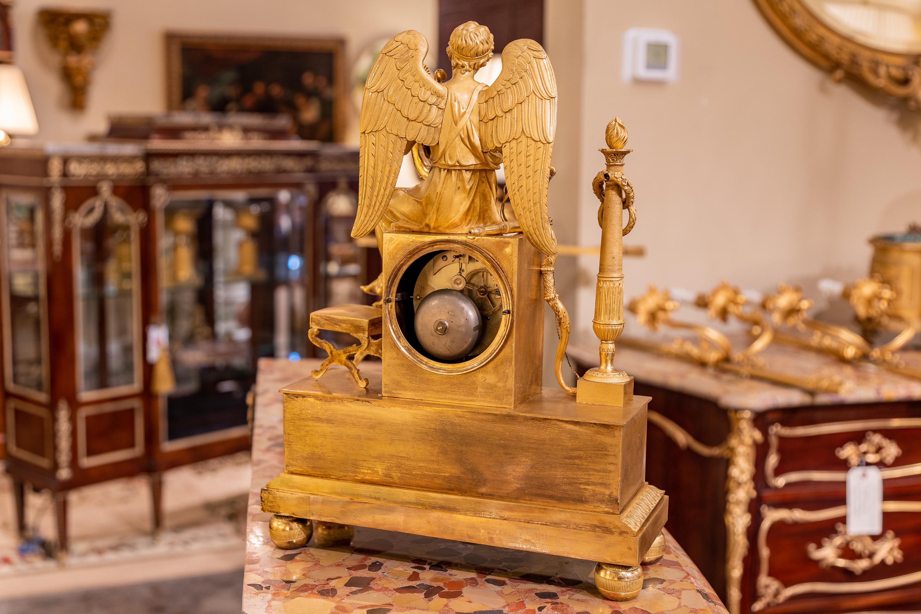 ry fine horloge en bronze doré de la fin du XVIIIe siècle de l'Empire français. Signé  Bon état - En vente à Dallas, TX