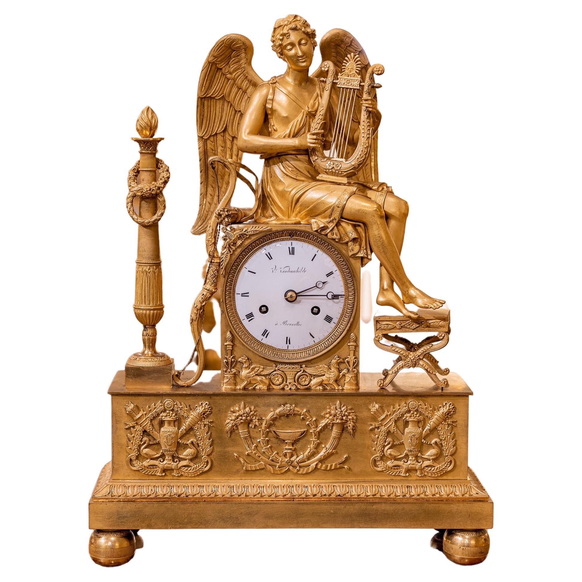 Feine vergoldete Bronzeuhr aus dem französischen Empire des späten 18. Jahrhunderts. Unterzeichnet  im Angebot
