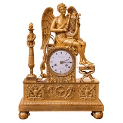 ry fine horloge en bronze doré de la fin du XVIIIe siècle de l'Empire français. Signé 