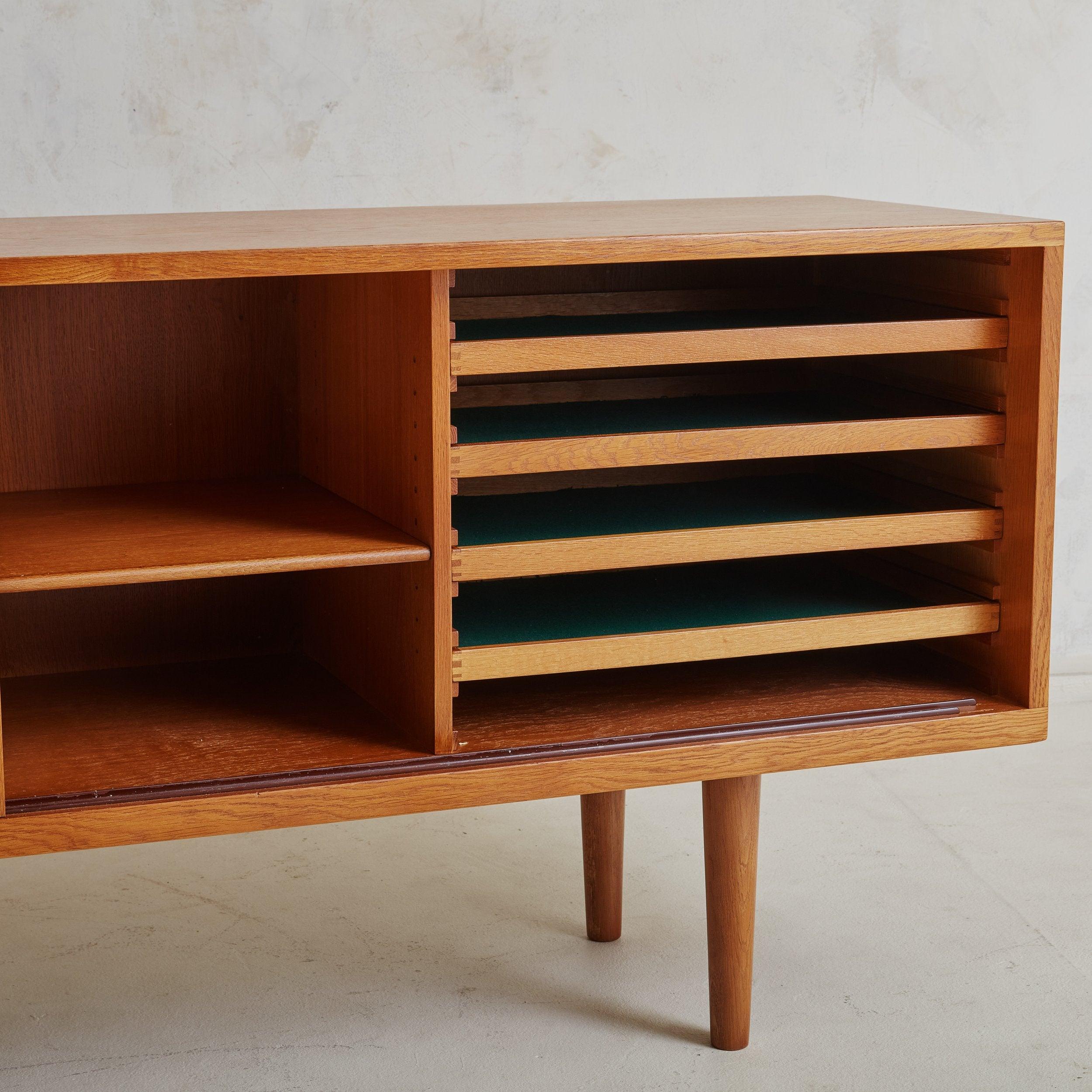 RY26' Ash Wood Sideboard by Hans J. Wegner for Ry Møbler, Denmark 1950s In Good Condition For Sale In Chicago, IL
