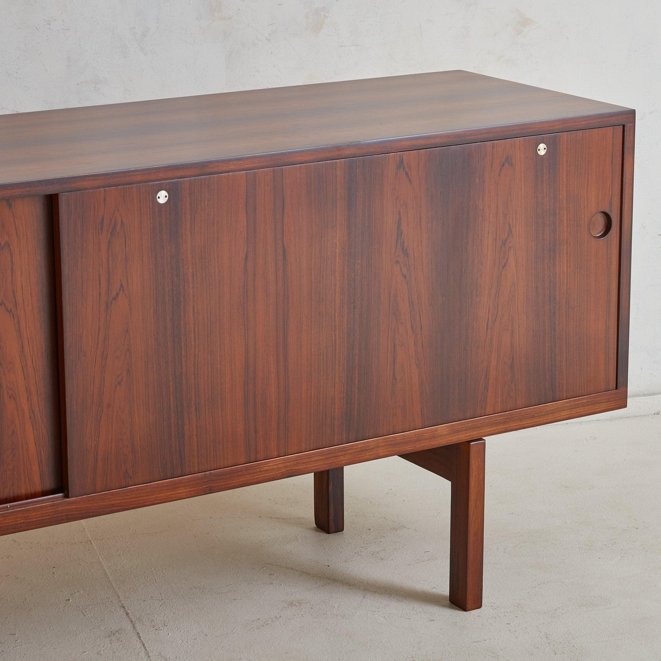Scandinavo moderno Credenza 'RY26' in palissandro di Hans J. Wegner per Ry Møbler, Danimarca anni '50 in vendita