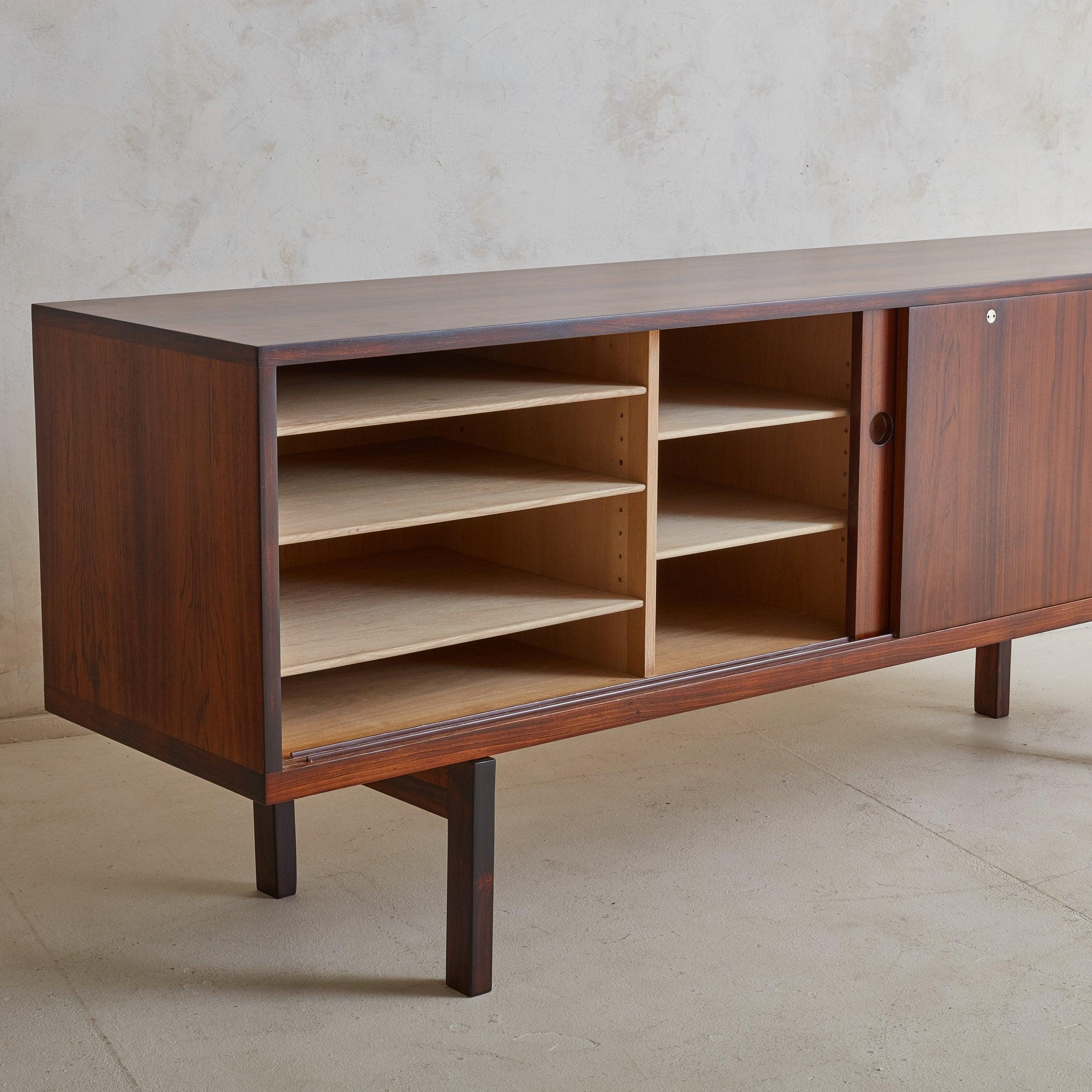 Credenza 'RY26' in palissandro di Hans J. Wegner per Ry Møbler, Danimarca anni '50 in vendita 1