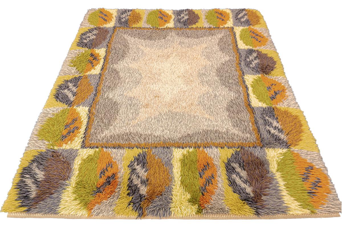 Tappeto Nordic Rya - Bordo a foglie astratte  201 × 142 cm

Questo straordinario tappeto Rya mostra il fascino audace e tattile del design tessile scandinavo di metà secolo. Misura 201 × 142 cm (6' 7