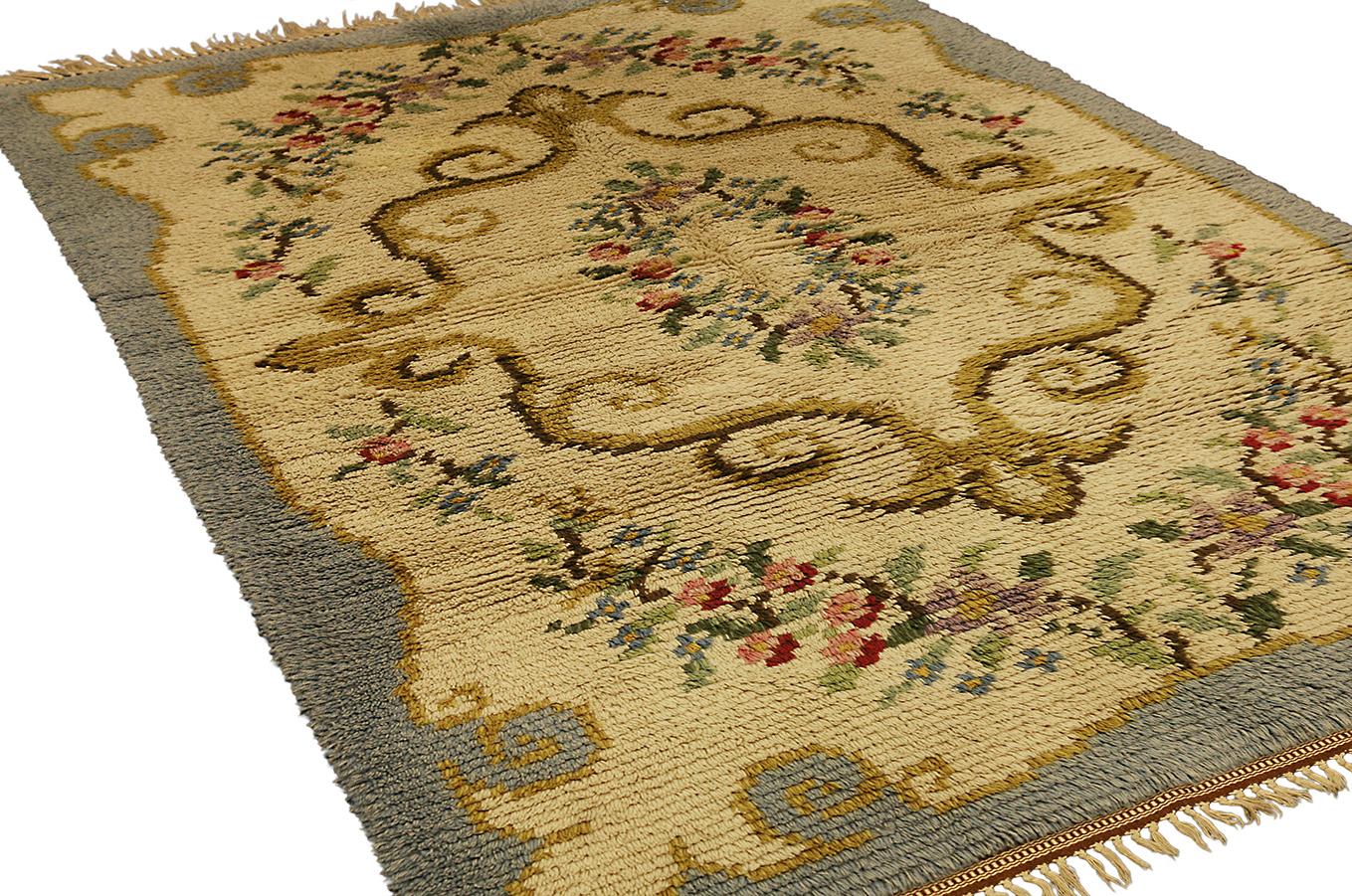 Dieser bezaubernde Rya-Teppich mit den Maßen 232 x 163 cm zeigt ein wunderschönes Vintage-Design, das zeitlose Eleganz mit außergewöhnlicher Handwerkskunst verbindet. Der Teppich zeigt ein kompliziertes Blumenmotiv, das von verschlungenen Mustern