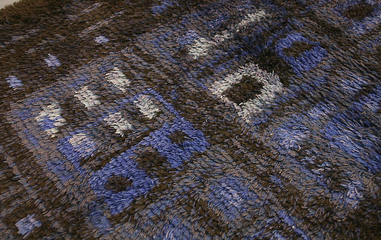 Vintage Rya Teppich - Skandinavischer Modernismus in Blau- und Brauntönen

Dieser atemberaubende skandinavische Rya-Teppich zeigt den kühnen Geist des nordischen Designs der Mitte des Jahrhunderts mit seiner reichen Palette an tiefen Braun- und