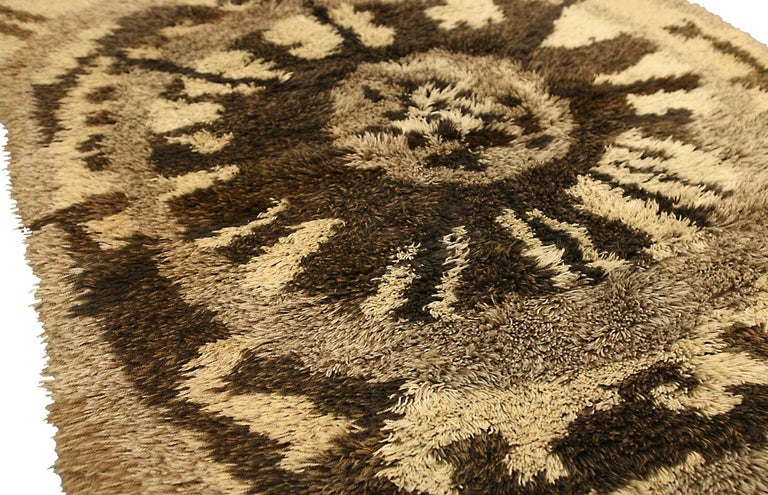 This rug is a work of art that will brighten up any room. The bold, abstract design is eye-catching and unique, and the colors are cheerful and vibrant. The rug is made of high-quality wool, which makes it soft and comfortable to walk on. This Rya