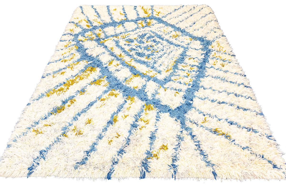 Erleben Sie die taktile Schönheit eines schwedischen Rya Rug Abstract Design in Ihrem Zuhause! Dieses einzigartige Stück ist mit traditionellen skandinavischen Techniken fachmännisch gefertigt und besteht aus Wollmaterialien, die sich weich und