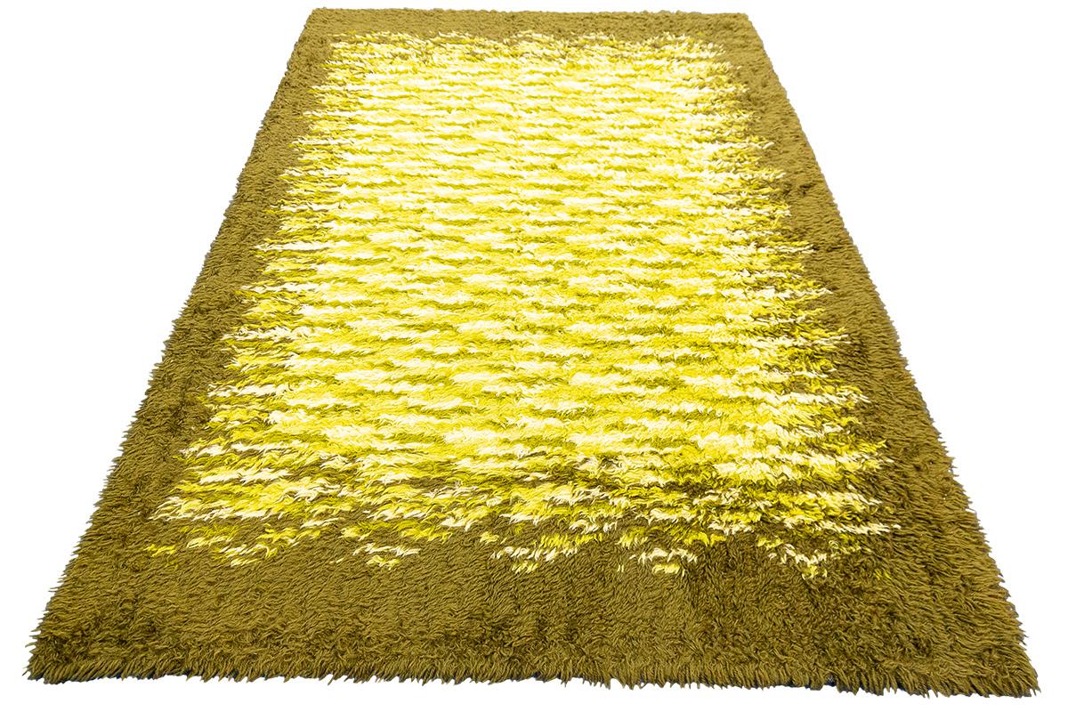 Apportez chez vous une pièce de style scandinave intemporel avec notre tapis exclusif Rya. Ce superbe tapis à tissage plat associe la peluche, le vert olive et le jaune pour un design minimaliste indémodable. Avec sa technique unique de tissage à