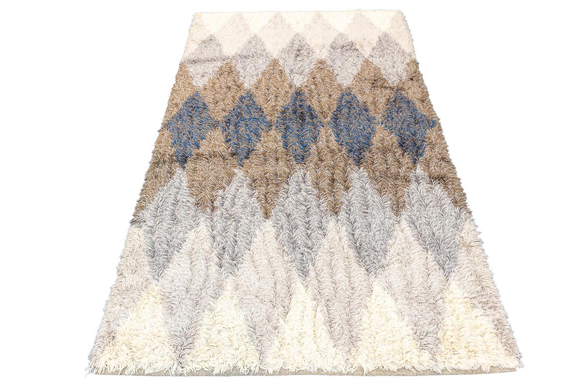This striking Rya rug from Sweden, measuring 202 × 121 cm, is a beautiful example of Scandinavian design, known for its minimalism, functionality, and use of natural materials. Rya rugs, with their deep, luxurious pile, have a long history in
