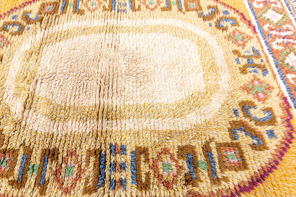 Dieser auffällige skandinavische Rya-Teppich mit den Maßen 197 × 140 cm ist ein hervorragendes Beispiel für nordisches Textildesign aus der Mitte des 20. Dieses mit einer dicken, hochflorigen Wolltextur gewebte Stück ist ein Beispiel für die