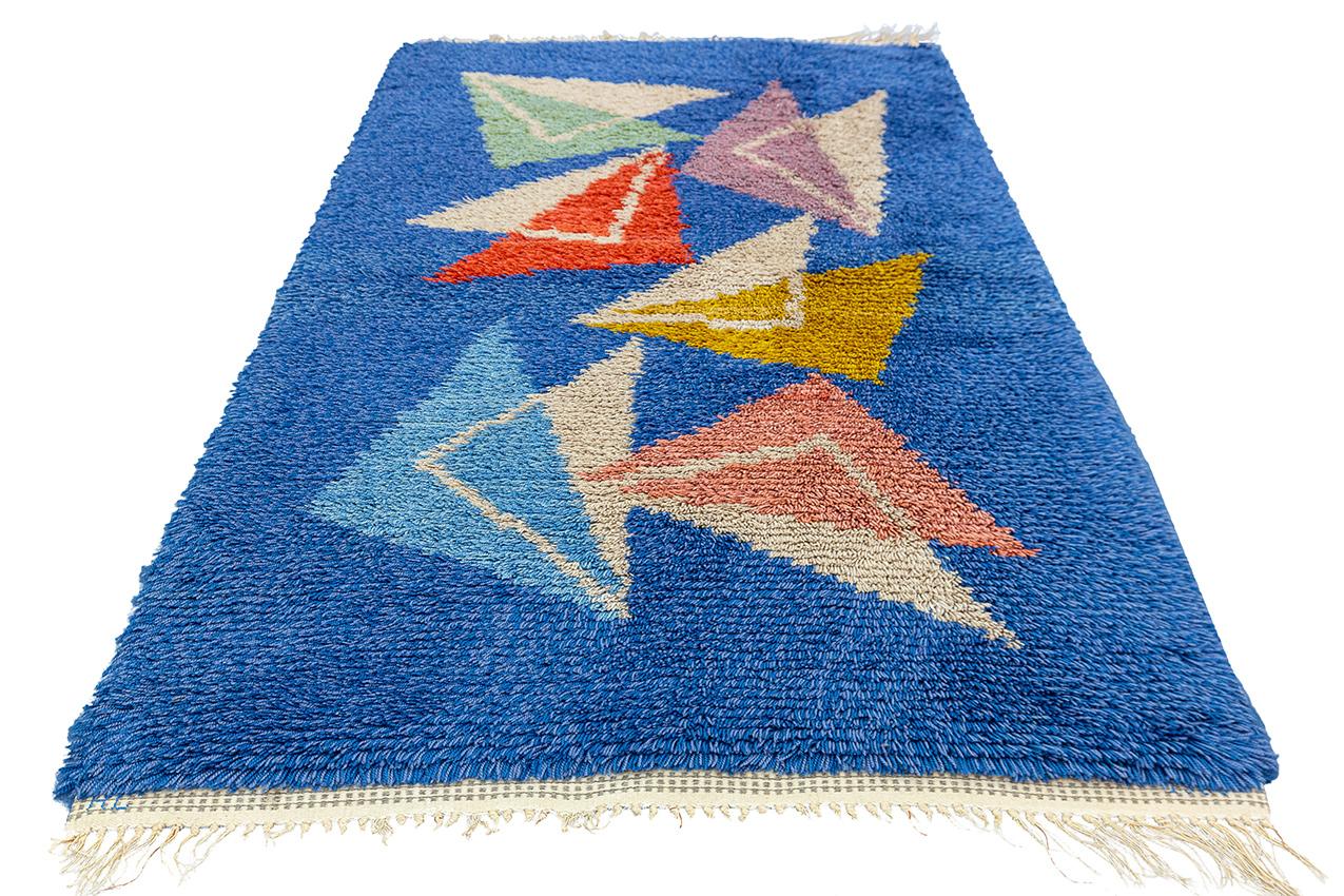 Traditional Scandinavian wool rug with a long pile of about 1 to 3 inches are called Rya after a town in southwest Sweden. Rya Swedish rugs date back to the 16th century. This rug measure 158 x 100 cm and is hand-knotted with the ghiordes knot in