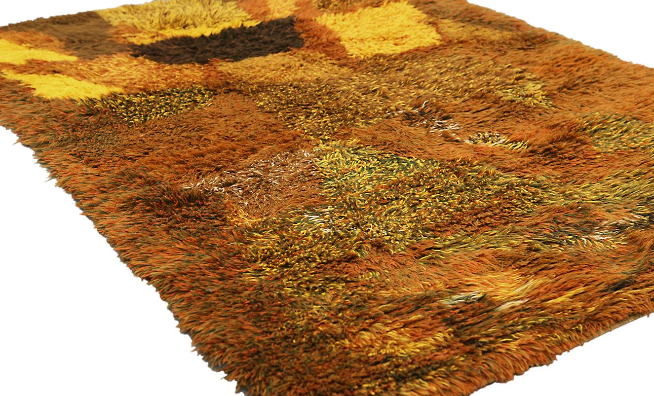 Alfombra escandinava vintage Rya - Tonos geométricos cálidos  195 × 135 cm
Esta alfombra escandinava vintage Rya mide 195 × 135 cm y encarna el audaz espíritu artístico del diseño nórdico de mediados del siglo XX. Caracterizada por su pelo grueso y