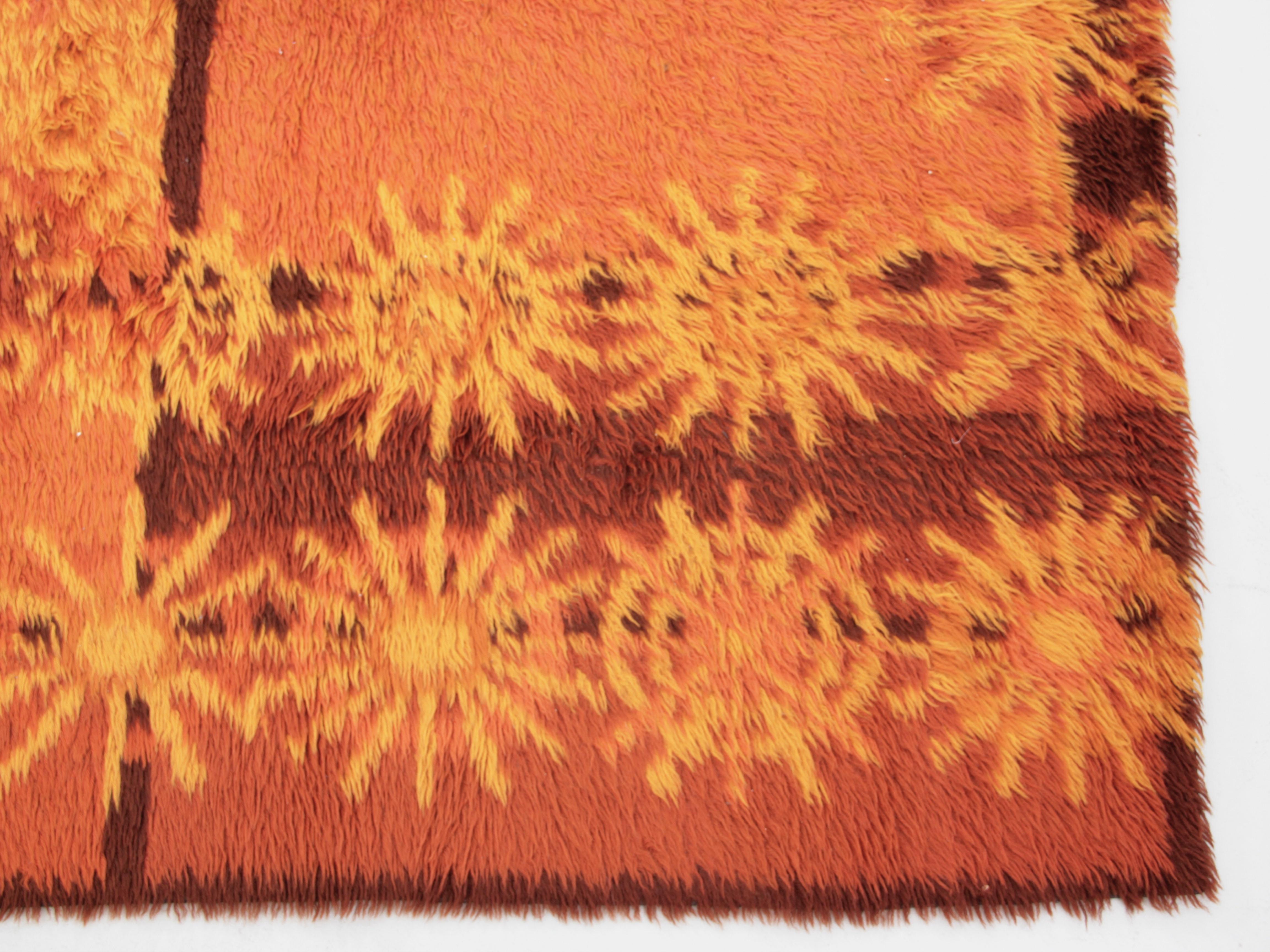 Rya-Teppiche aus Wolle mit gelben Motiven 200 x 156 cm

Ein Rya ist ein traditioneller schwedischer Teppich aus Schurwolle isländischer Schafe mit einer Länge von etwa 2-5 cm. Ursprünglich war die Rya eine große Decke, die von Seeleuten als Ersatz