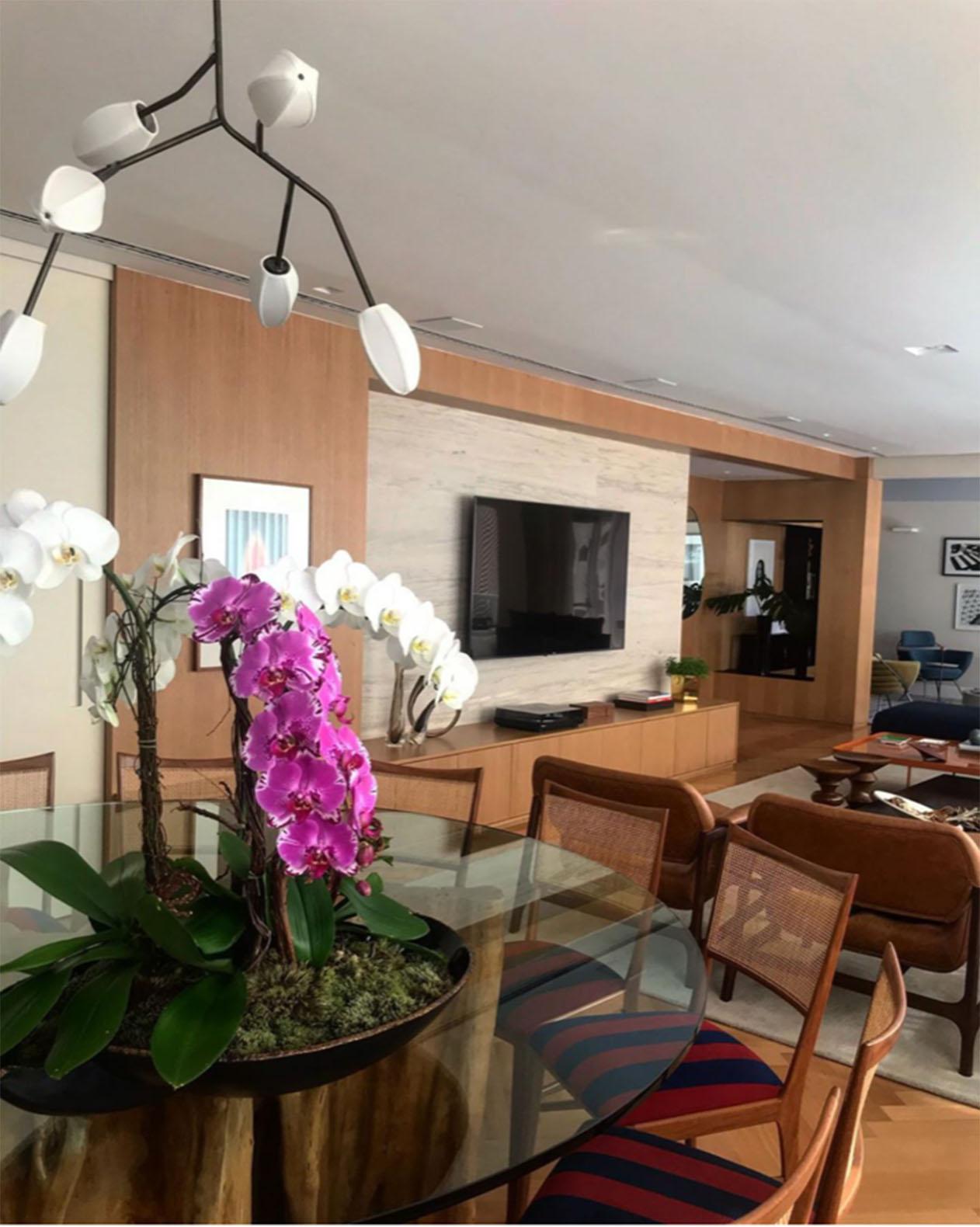 Modern Ryan - Brazilian Contemporary Sculptural Brass Pendant Light For Sale