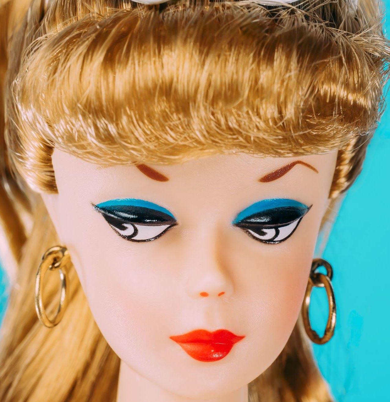 Cabeza de plástico: Muñeca Barbie 35 aniversario, rara, vintage, coleccionable, cómic - Photograph de Ryan O'Donoghue
