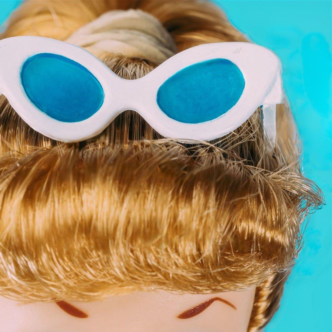 Cabeza de plástico: Muñeca Barbie 35 aniversario, rara, vintage, coleccionable, cómic - Photograph Arte pop de Ryan O'Donoghue