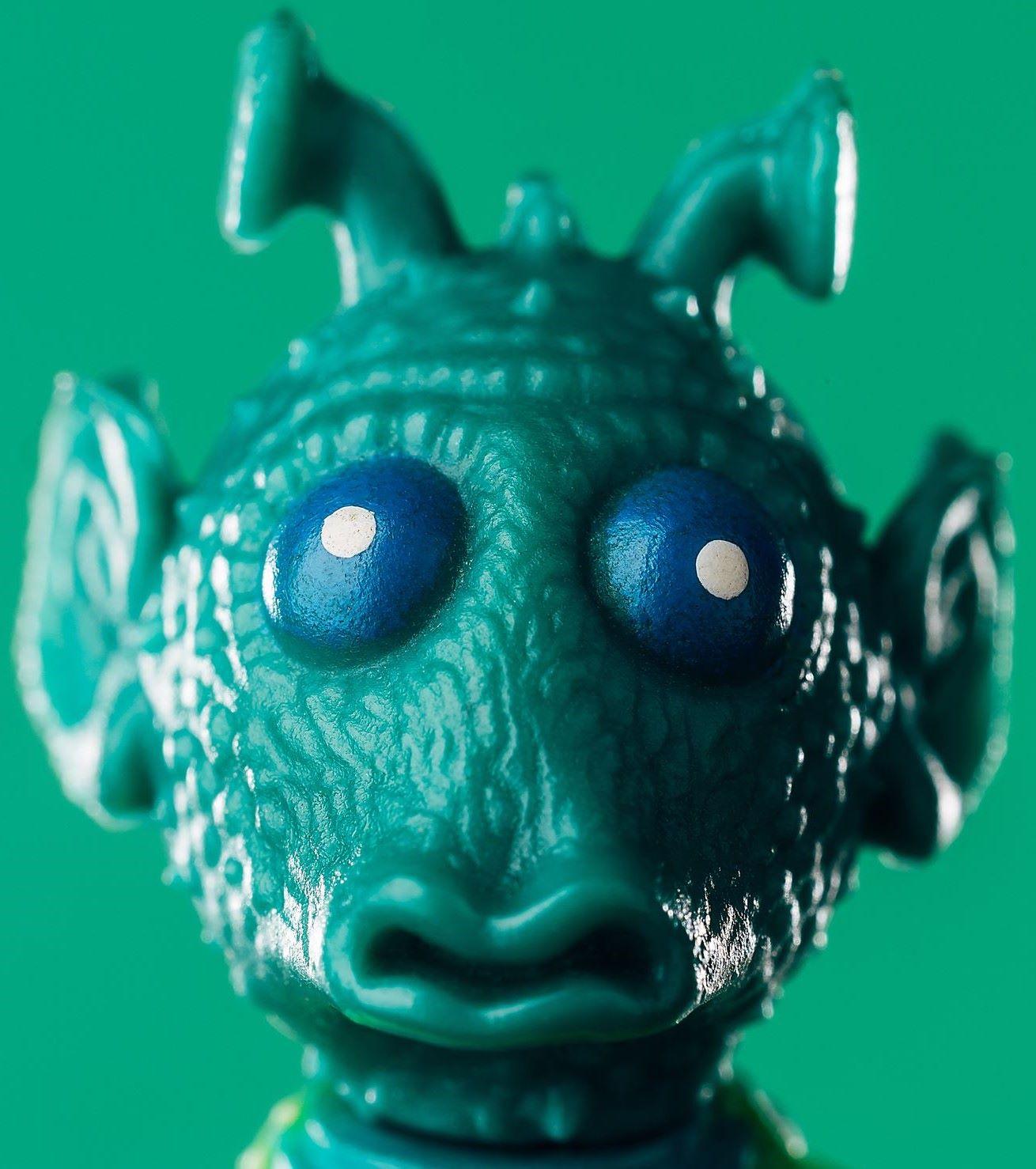 Cabeza de plástico: Figura de acción Greedo vintage, rara, vintage, coleccionable, cómic - Photograph Arte pop de Ryan O'Donoghue
