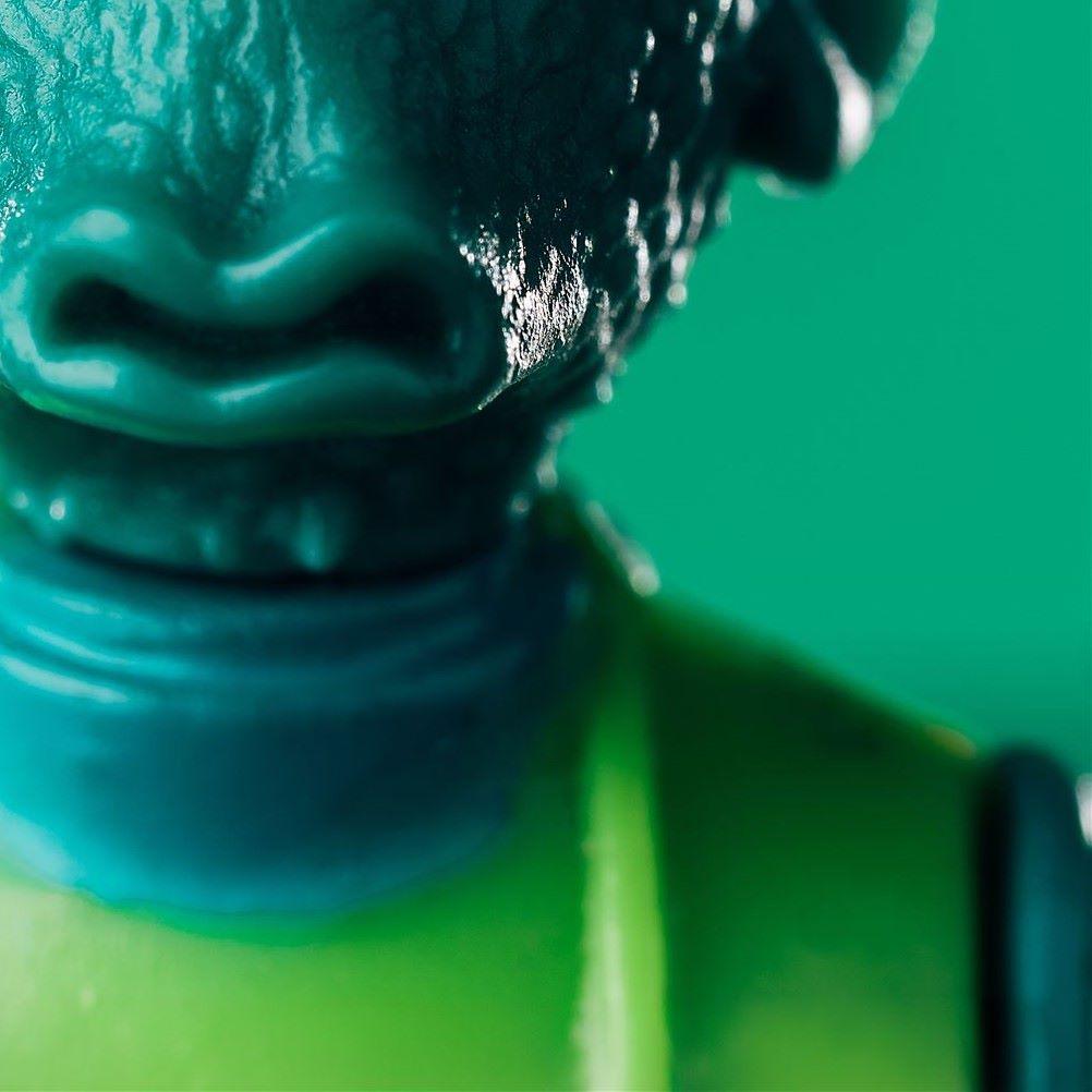 Cabeza de plástico: Figura de acción Greedo vintage, rara, vintage, coleccionable, cómic - Figurative Photograph Azul de Ryan O'Donoghue