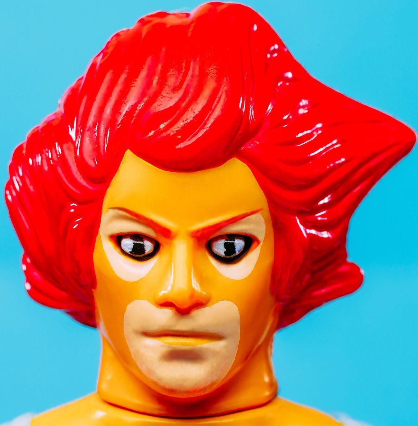 Plastikkopf: Vintage LION-O Actionfigur - 1985
Als Kind habe ich die Serie selbst nie gesehen, aber ich erinnere mich, dass mein Bruder das Spielzeugschwert von Omens hatte. Daran erinnere ich mich sehr gerne. Ich liebe die rasante Eröffnung der