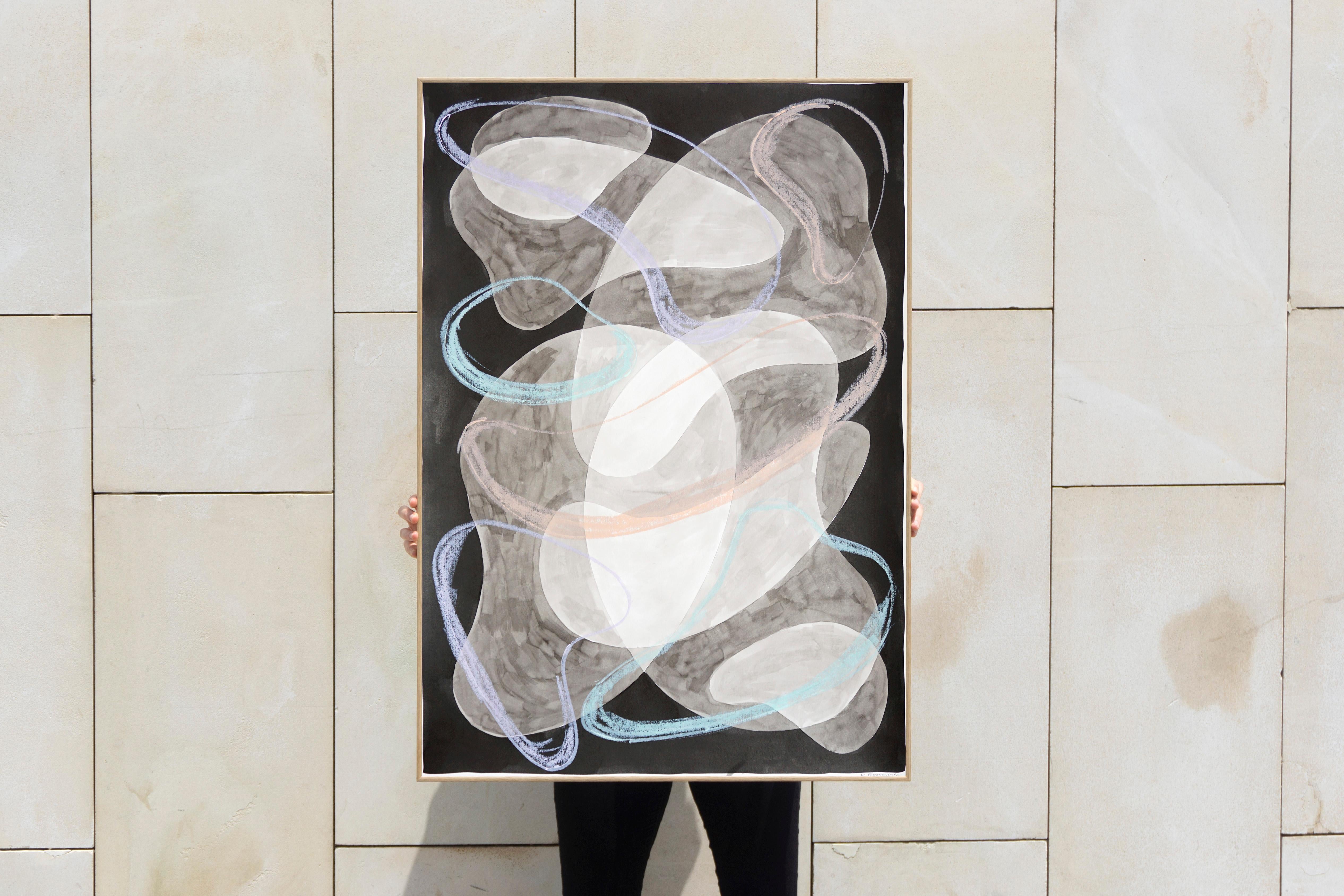 Formes abstraites flottantes se chevauchant, peinture en noir et blanc, gestes au pastel - Painting de Ryan Rivadeneyra