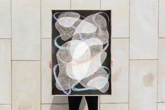 Formes abstraites flottantes se chevauchant, peinture en noir et blanc, gestes au pastel