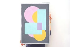 Flor geométrica en tonos pastel, simetría constructivista en gris, rosa y azul