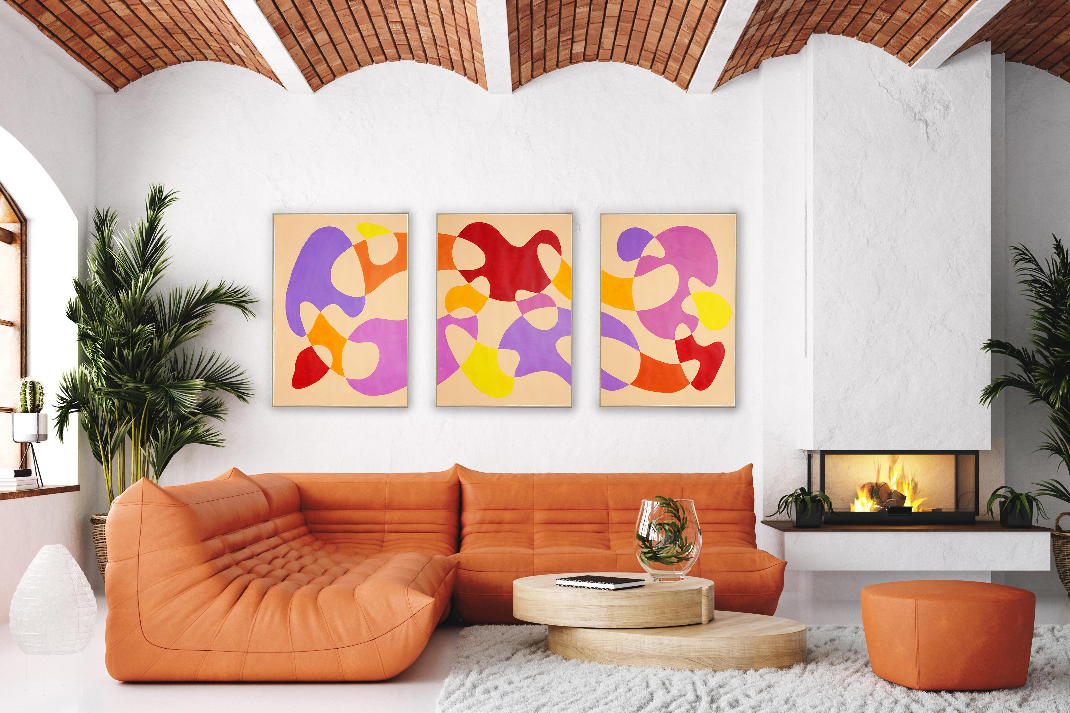 Forme moderne del Midcentury in rosso corallo, trittico astratto dai toni vivaci su beige - Painting Contemporaneo di Ryan Rivadeneyra