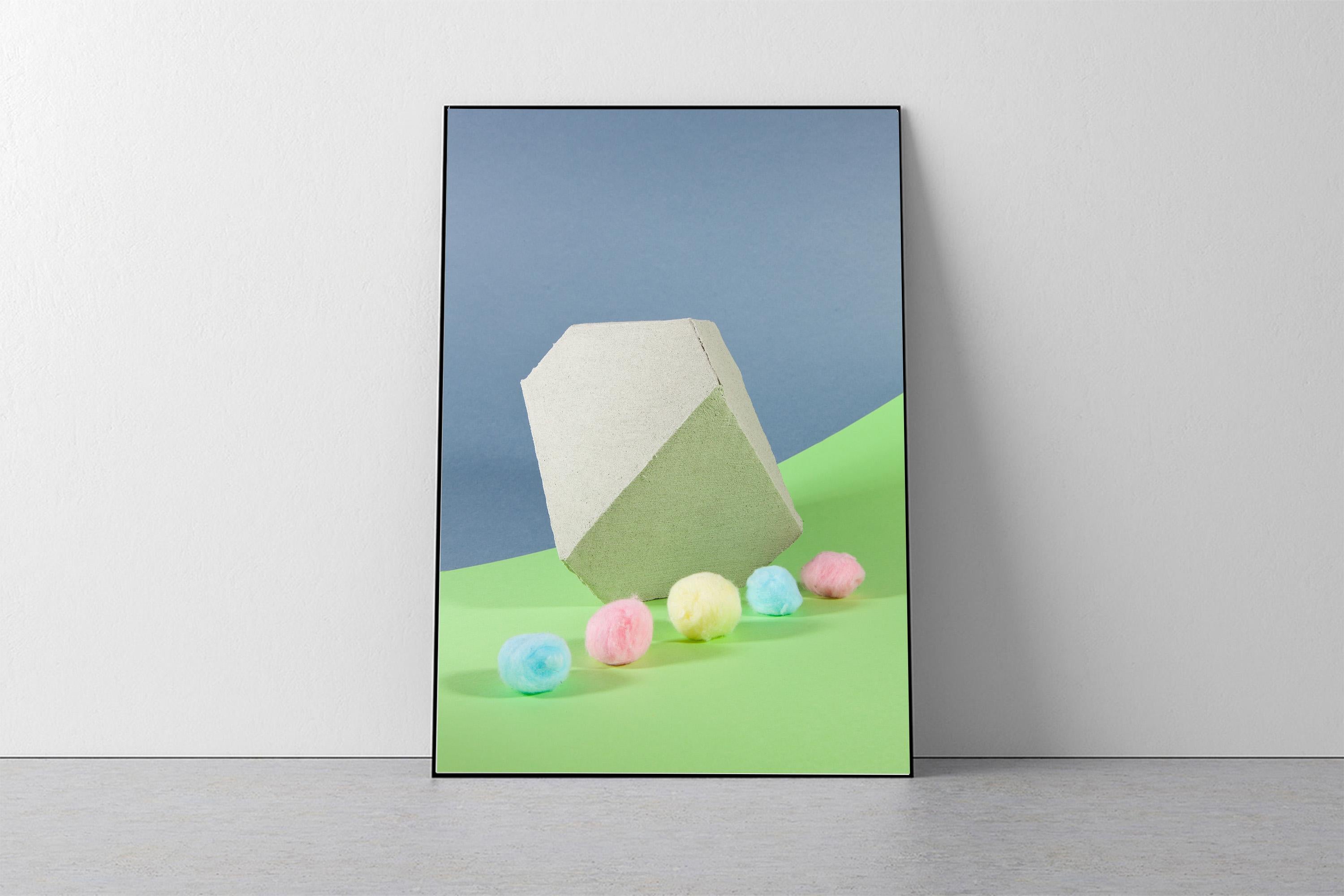 Natura morta dai toni pastello, Forme semplici e futuristiche, Ispirazione Miami, Limited - Print Contemporaneo di Ryan Rivadeneyra