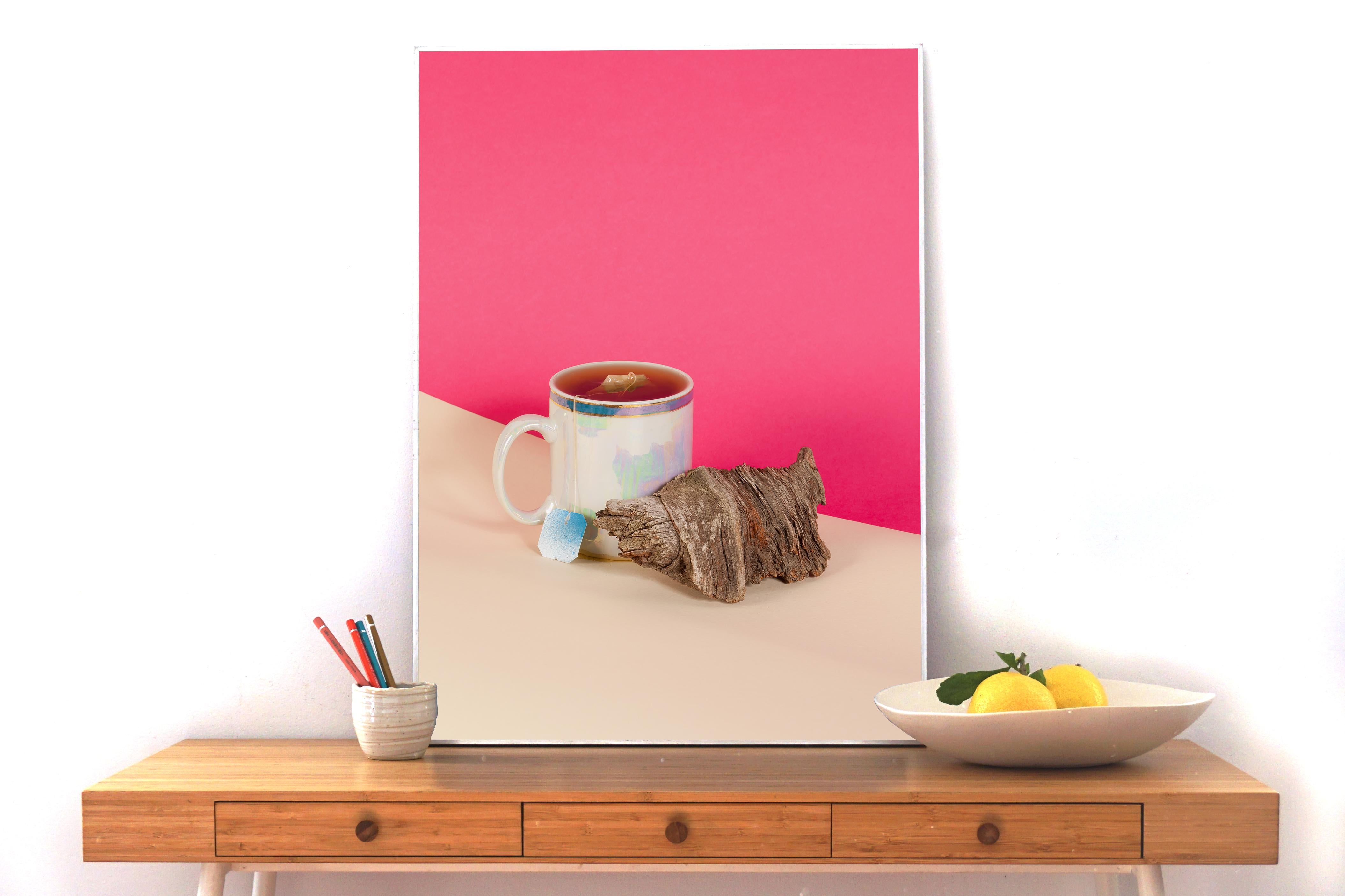 Scène de nature morte sur fond rose, tasse de thé, croissant en bois, rétro, Giclée  - Photograph de Ryan Rivadeneyra
