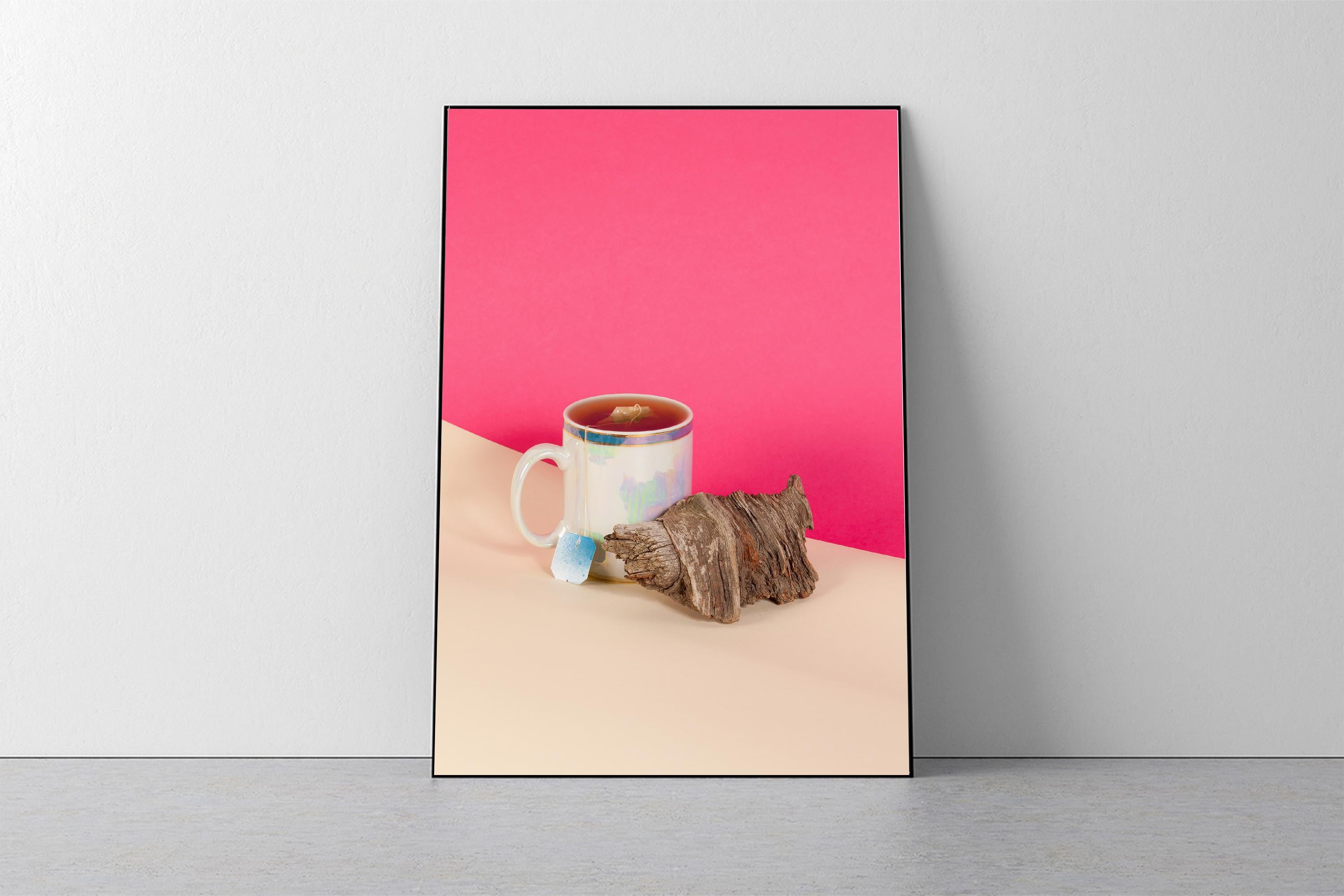 Scène de nature morte sur fond rose, tasse de thé, croissant en bois, rétro, Giclée  - Art déco Photograph par Ryan Rivadeneyra
