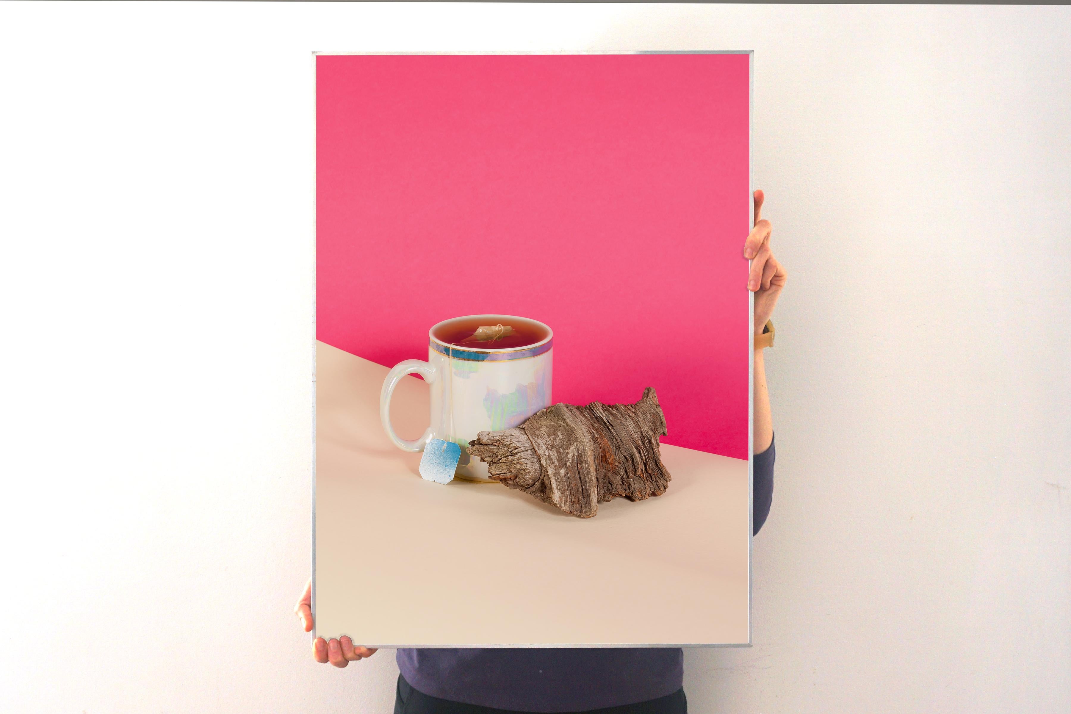 Escena de bodegón con fondo rosa, taza de té, cruasán de madera, retro, Giclée - Still-Life Photograph Rosa de Ryan Rivadeneyra