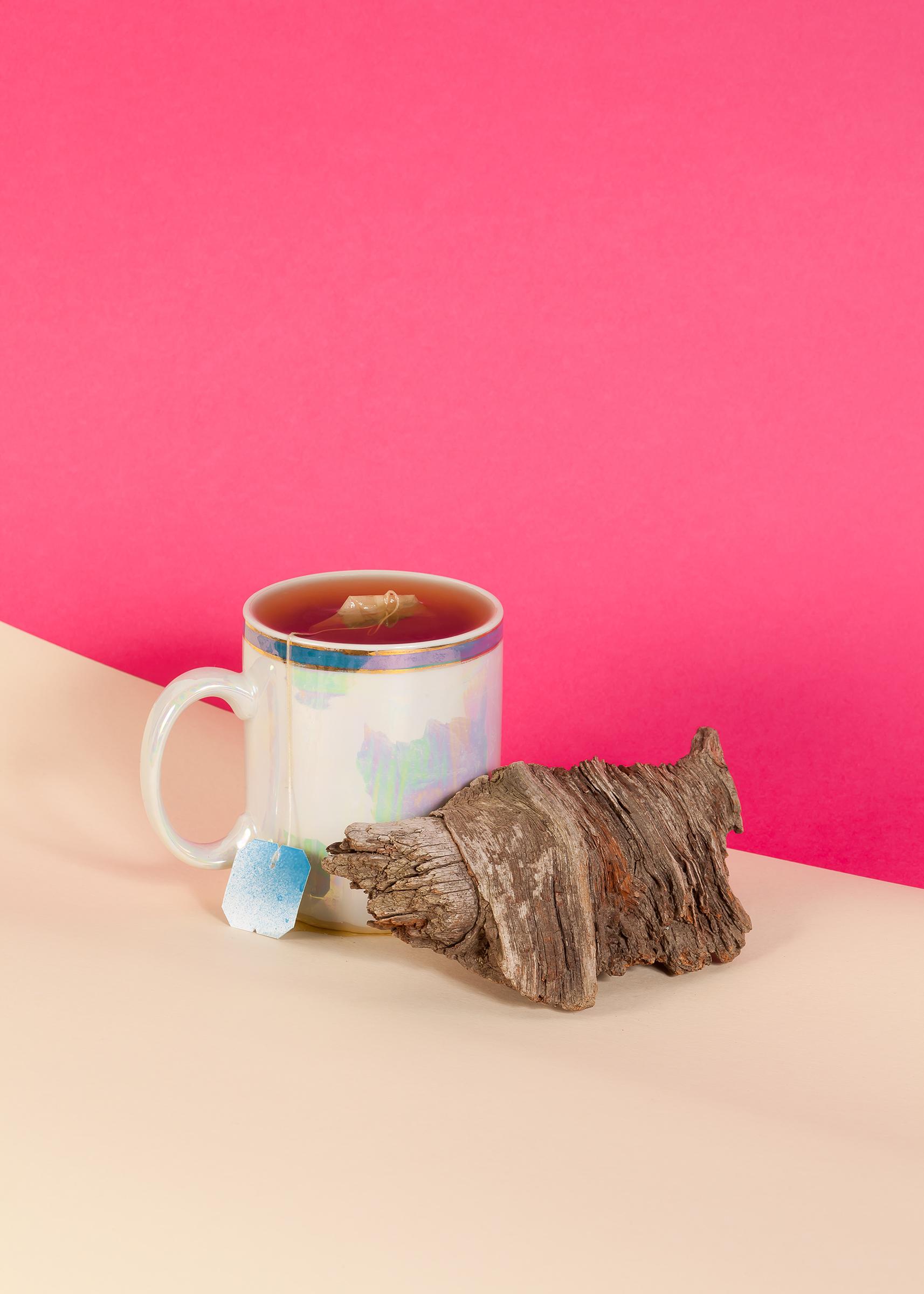 Still-Life Photograph Ryan Rivadeneyra - Scène de nature morte sur fond rose, tasse de thé, croissant en bois, rétro, Giclée 