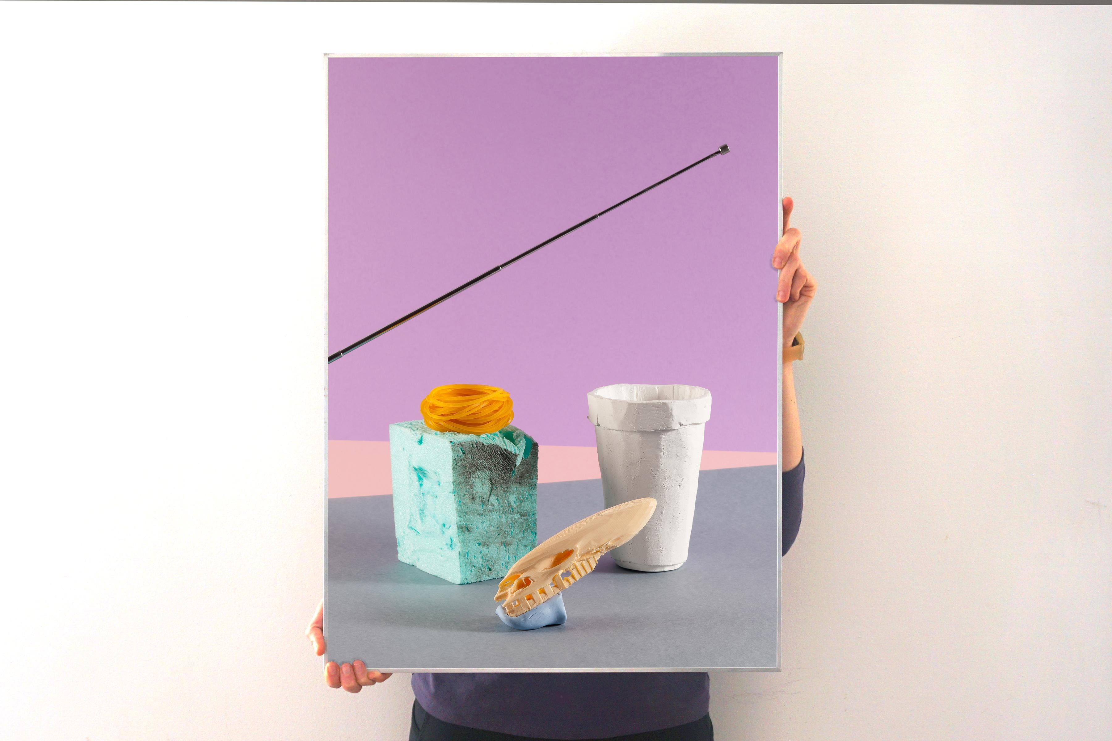 Couleurs Art déco pastel, natures mortes modernes, exposition d'objets ordinaires, violet  - Gris Still-Life Print par Ryan Rivadeneyra