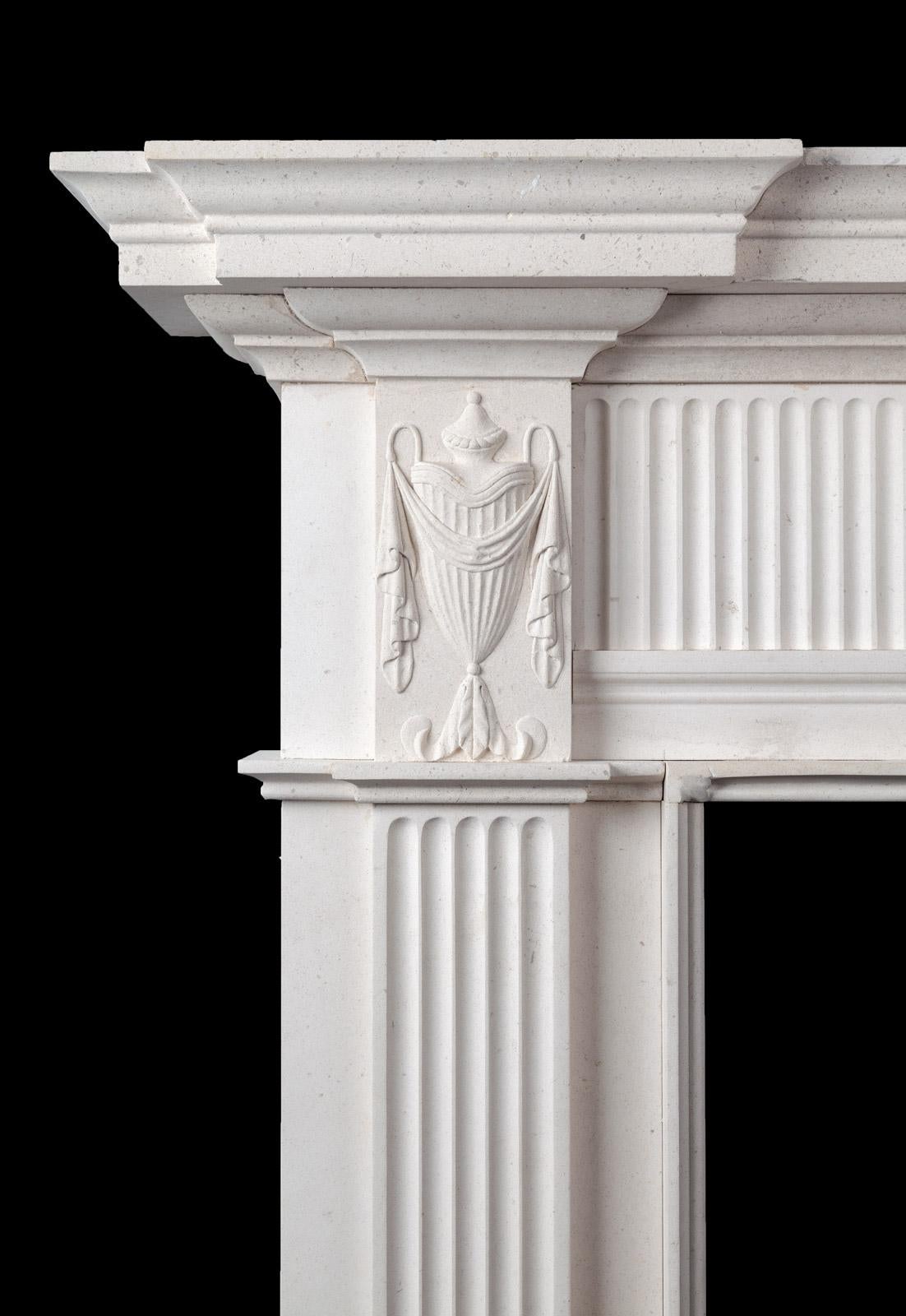 Neoklassizistischer georgianischer Kamin aus handgeschnitztem Kalkstein. Dieser Kamin wurde nach einem georgianischen Original von George Hill und Author Darley aus der Mercer Street in Dublin nachgebaut. Er wurde 1780 in einem Haus am Merrion