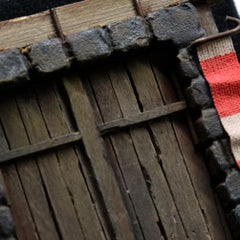 handgefertigte Mini Contemporary Skulptur hängt an der Wand mittelalterliche Kunst