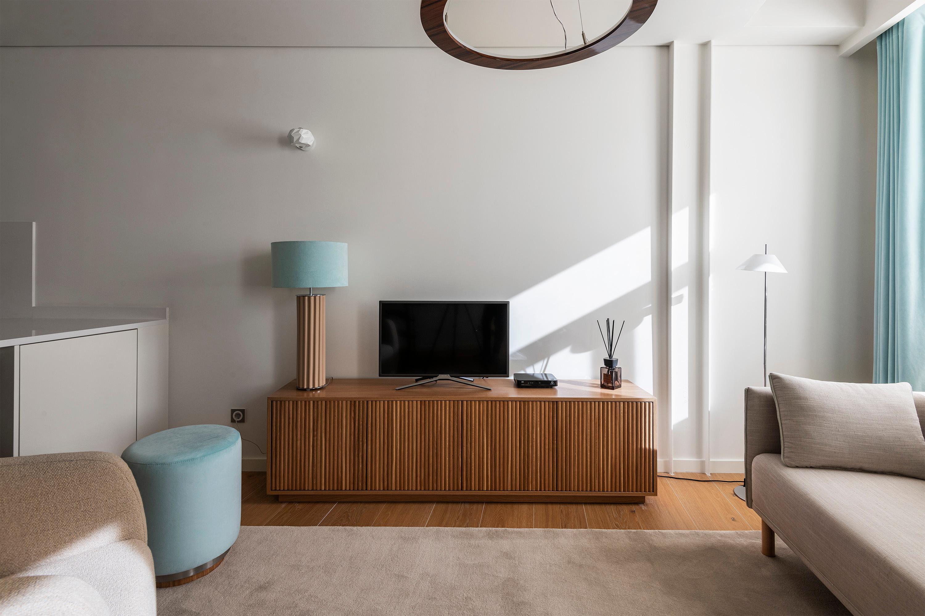 Mobile TV moderno scandinavo Ryan in noce e ferro, fatto a mano in vendita 1