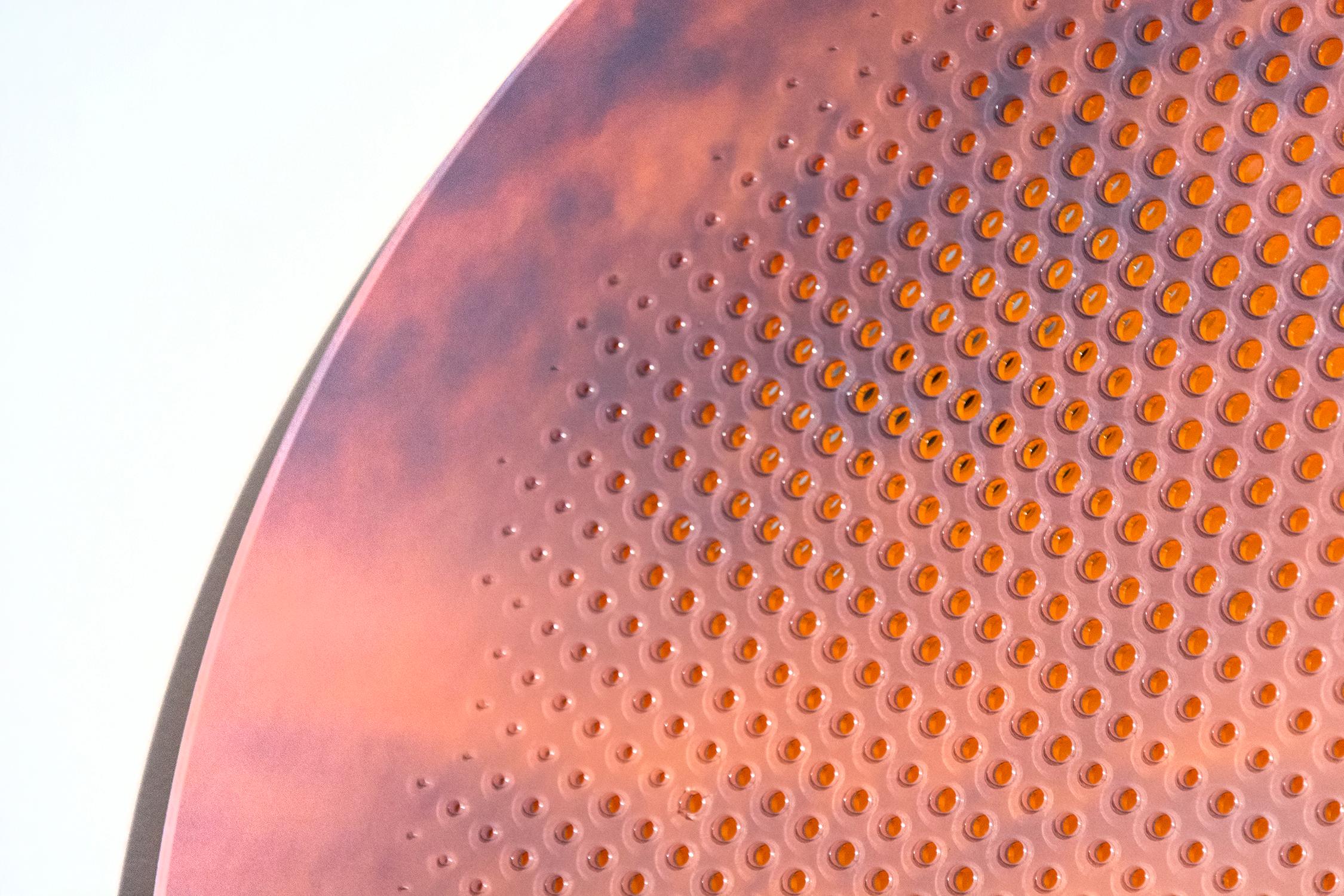 To Rise Again 2/2 - arancione tramonto, tondo, disegno tagliato al laser, rilievo a parete con specchio in vendita 3